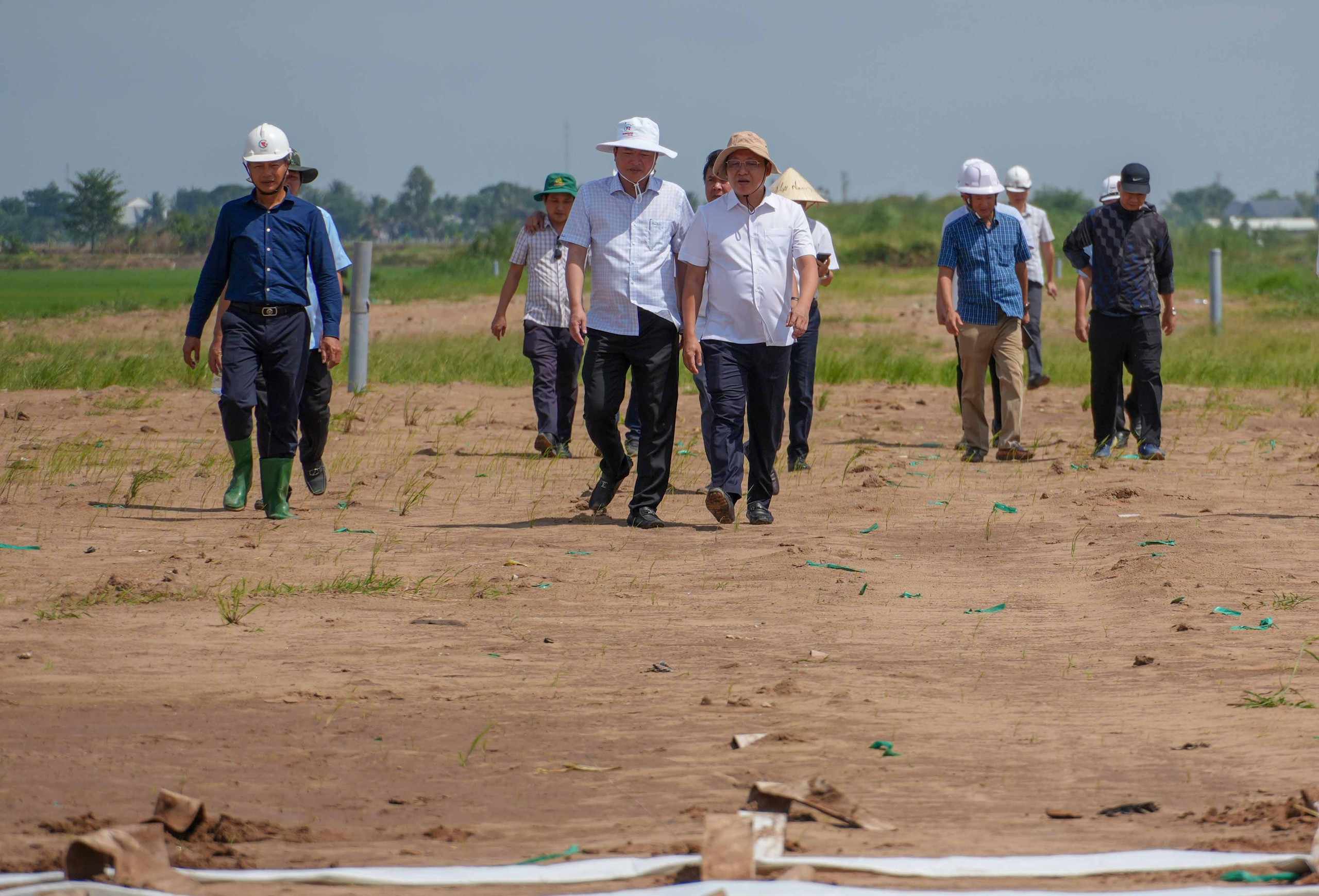 Cần Thơ kh&ocirc;ng để nguồn vật liệu c&oacute; tr&ecirc;n giấy nhưng kh&ocirc;ng về c&ocirc;ng trường - Ảnh 2.