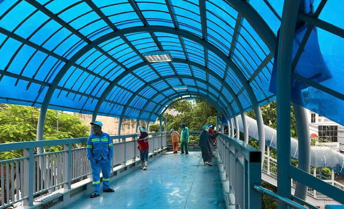 Ch&ugrave;m ảnh: C&ocirc;ng nh&acirc;n tất bật "đội mưa" chỉnh trang đ&ocirc; thị, giao th&ocirc;ng trước kỳ nghỉ lễ 2/9 - Ảnh 10.