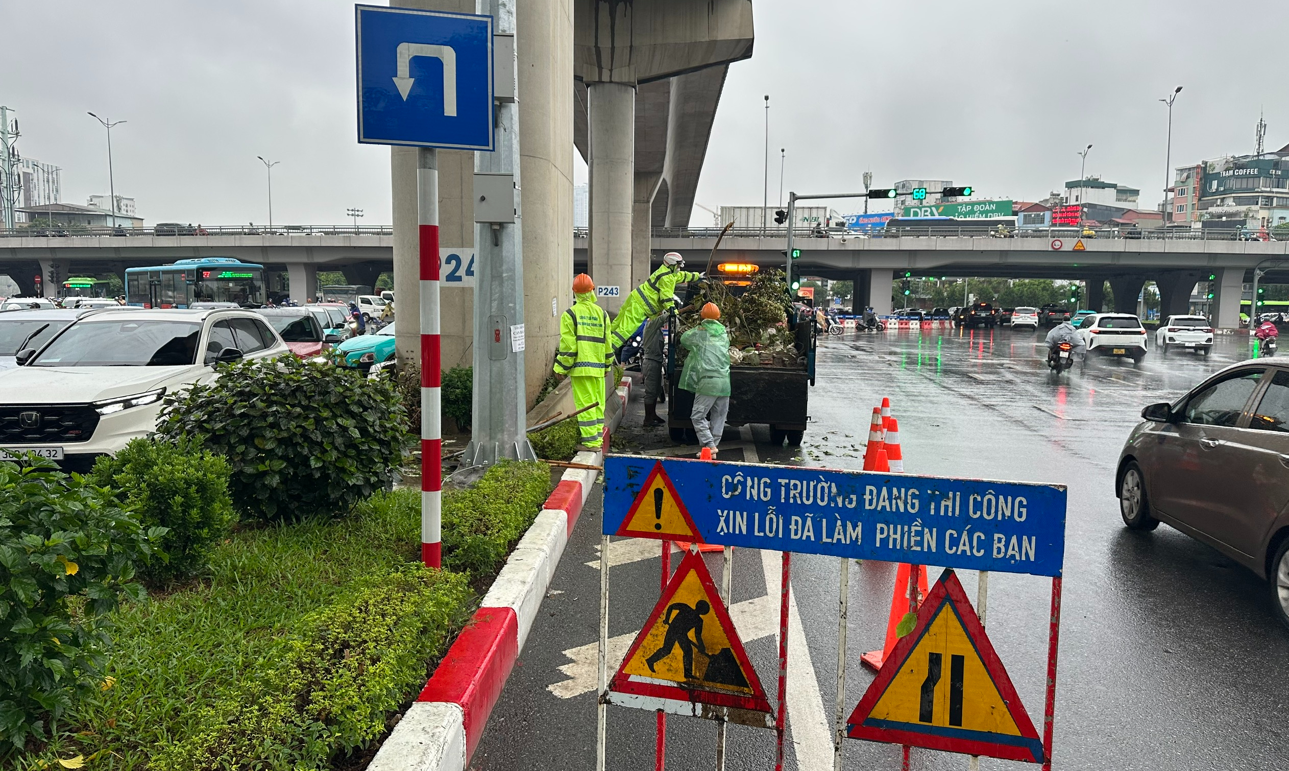 Ch&ugrave;m ảnh: C&ocirc;ng nh&acirc;n tất bật "đội mưa" chỉnh trang đ&ocirc; thị, giao th&ocirc;ng trước kỳ nghỉ lễ 2/9 - Ảnh 7.
