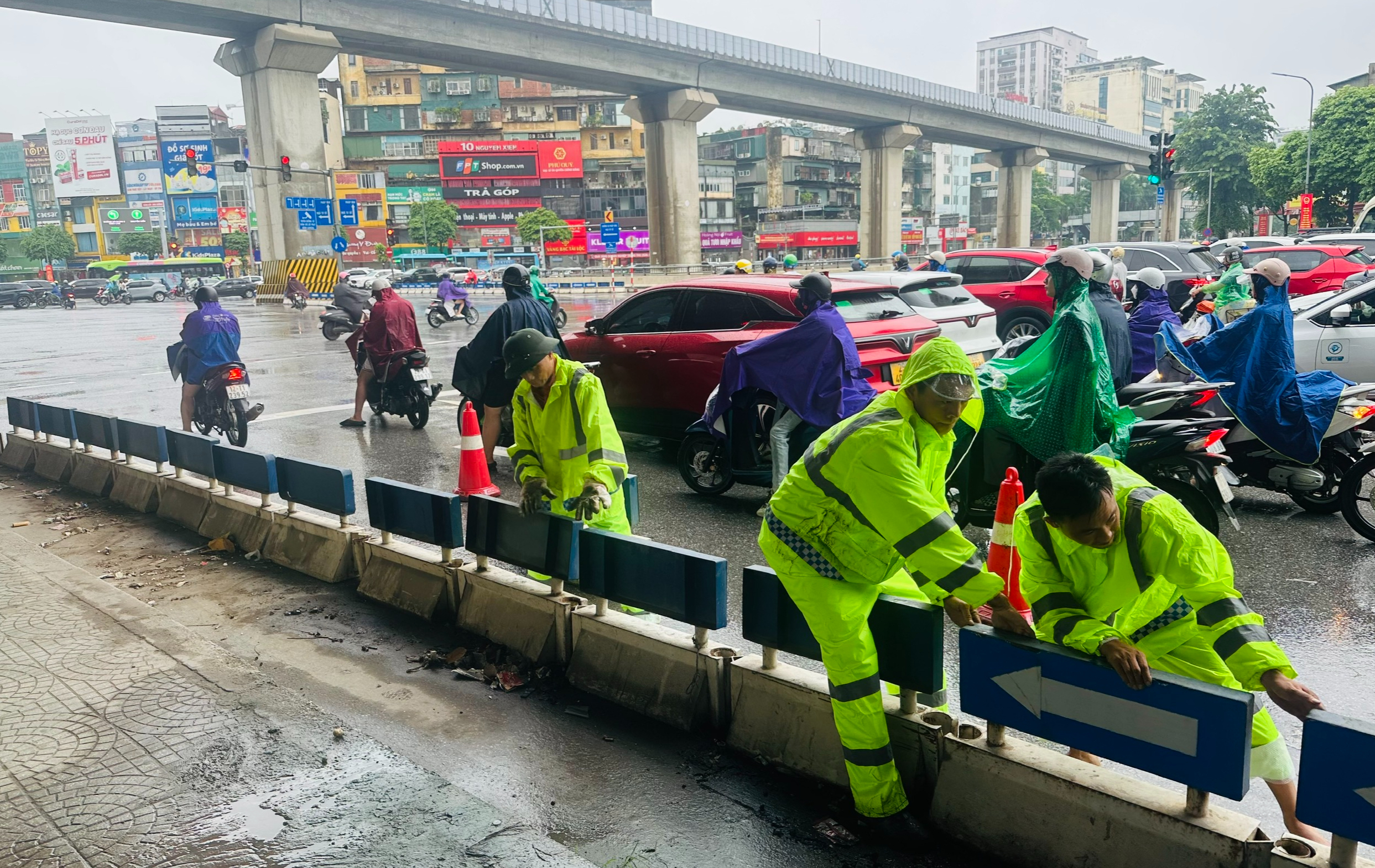 Ch&ugrave;m ảnh: C&ocirc;ng nh&acirc;n tất bật "đội mưa" chỉnh trang đ&ocirc; thị, giao th&ocirc;ng trước kỳ nghỉ lễ 2/9 - Ảnh 5.