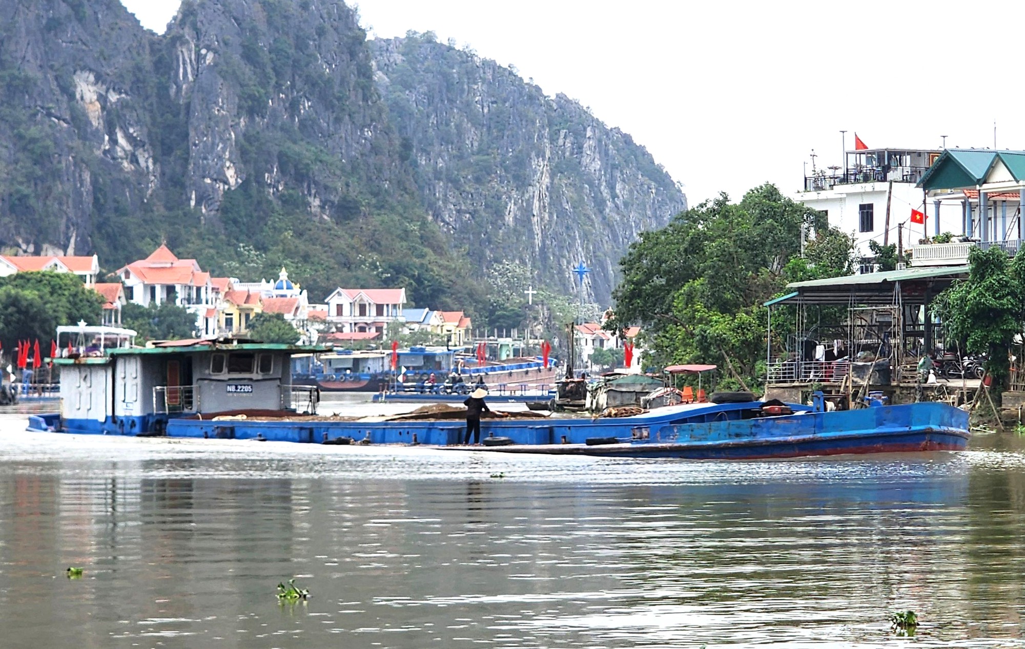 Ninh B&igrave;nh: Hạn chế giao th&ocirc;ng đường thủy qua cầu Đế tr&ecirc;n s&ocirc;ng B&ocirc;i do mưa lũ - Ảnh 1.