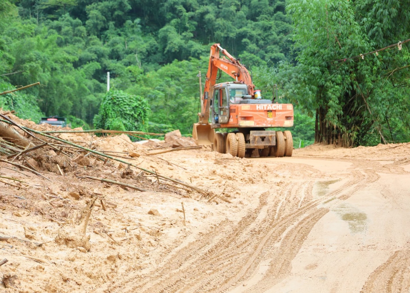 Thanh H&oacute;a khắc phục sạt lở đường quốc lộ do mưa lớn năm 2026 - Ảnh 1.