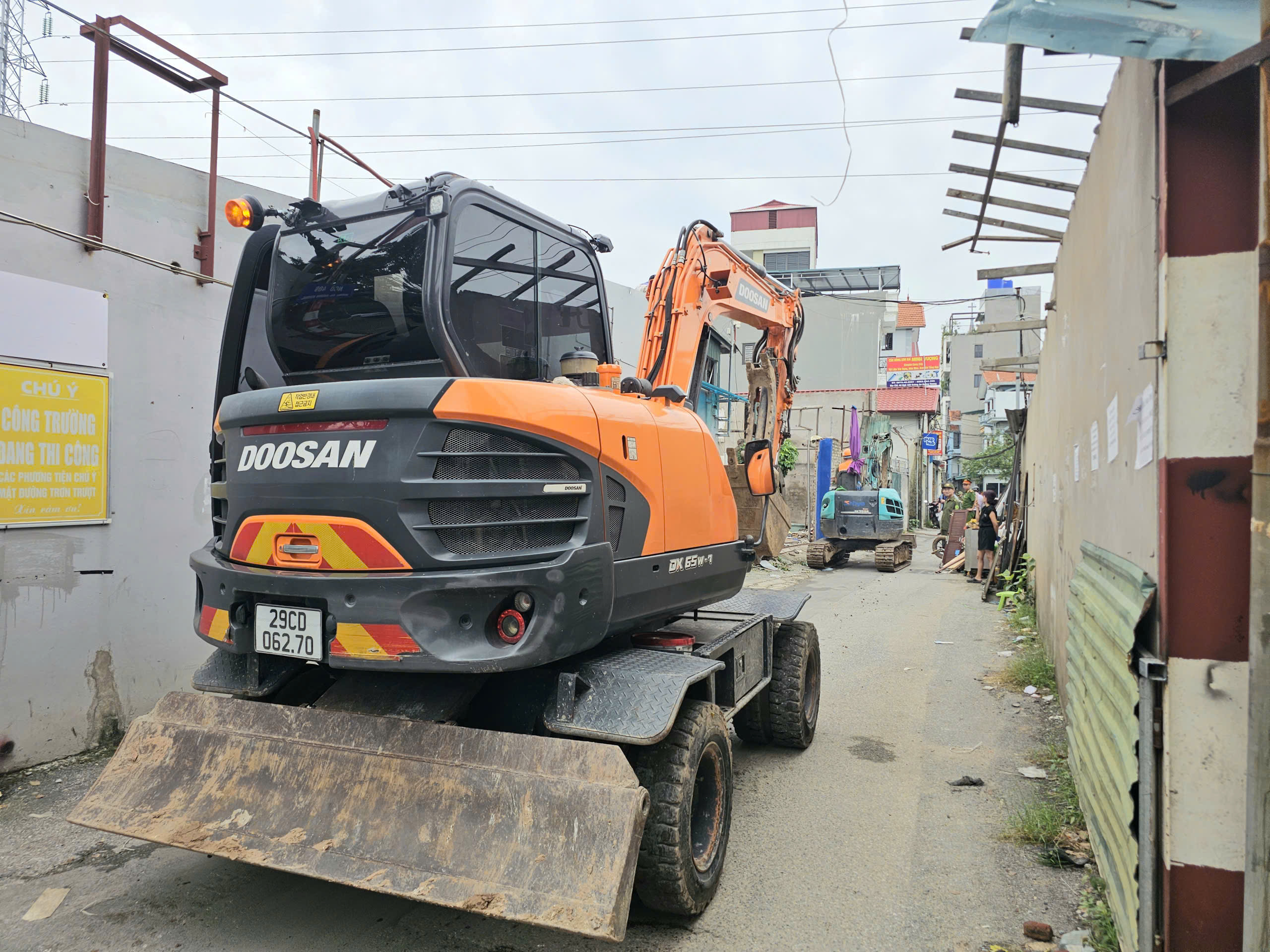 H&agrave; Nội: Phường Ph&uacute; Thượng cưỡng chế 74 trường hợp vi phạm đất đai  - Ảnh 2.