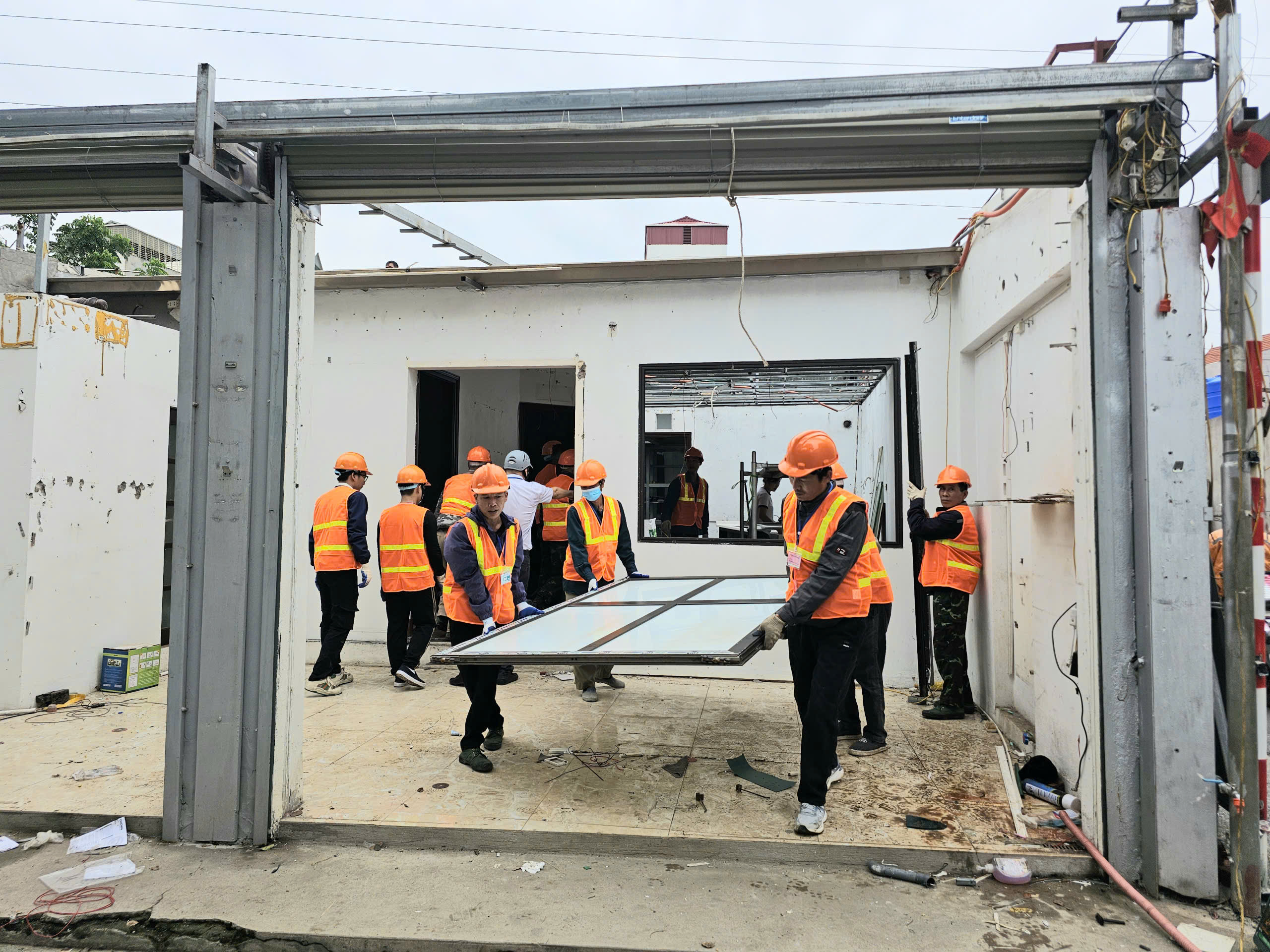 H&agrave; Nội: Phường Ph&uacute; Thượng cưỡng chế 74 trường hợp vi phạm đất đai  - Ảnh 3.