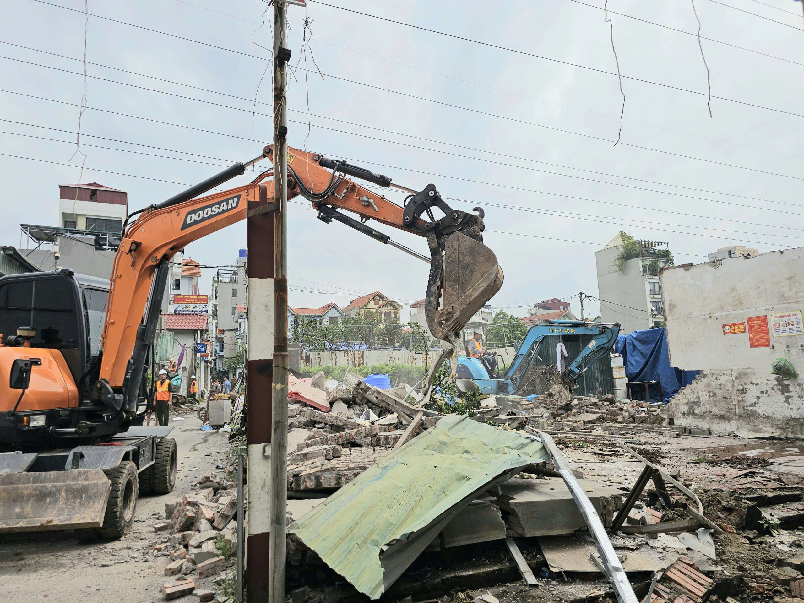 H&agrave; Nội: Phường Ph&uacute; Thượng cưỡng chế 74 trường hợp vi phạm đất đai  - Ảnh 4.