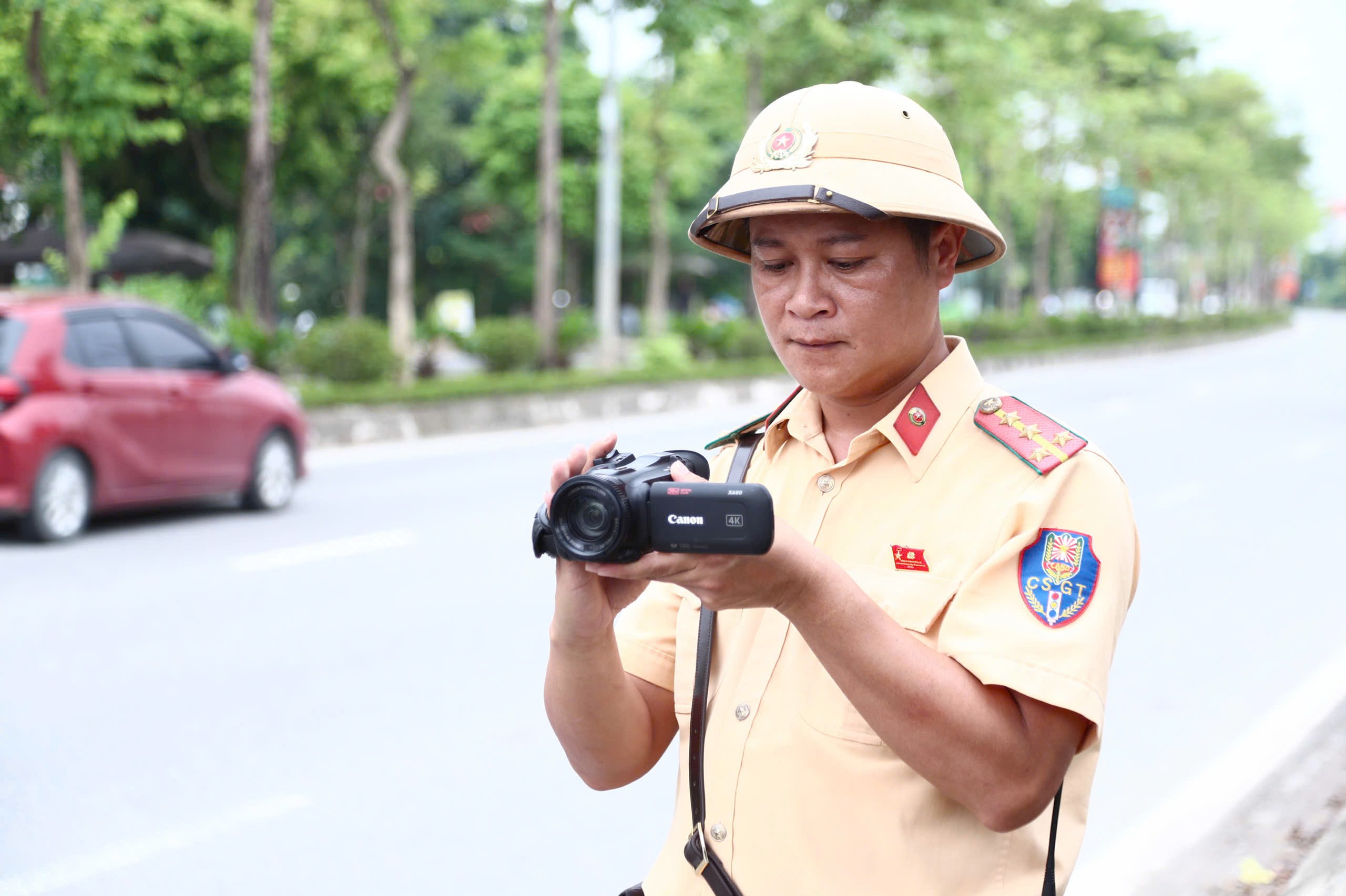 CSGT tổng kiểm tra &ocirc; t&ocirc; vận tải, ph&aacute;t hiện t&agrave;i xế nhồi nh&eacute;t xe m&aacute;y l&ecirc;n khoang h&agrave;nh kh&aacute;ch - Ảnh 2.
