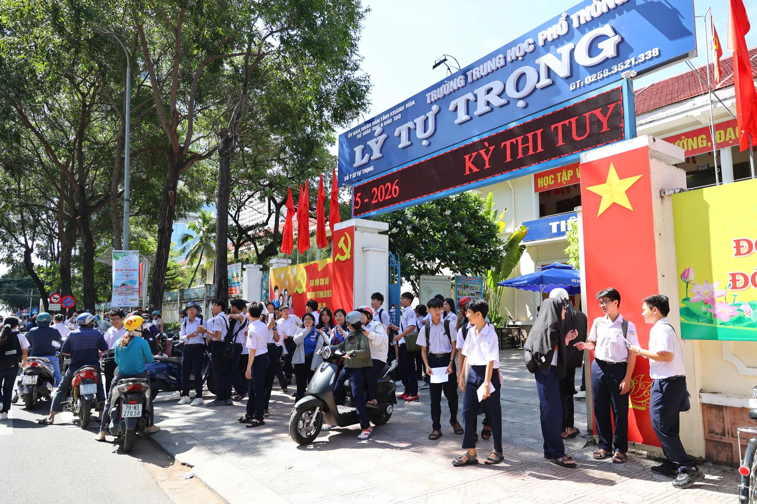 Kh&aacute;nh H&ograve;a sẽ chi gần 80 tỷ đồng mua s&aacute;ch gi&aacute;o khoa ph&aacute;t miễn ph&iacute; cho học sinh - Ảnh 1.
