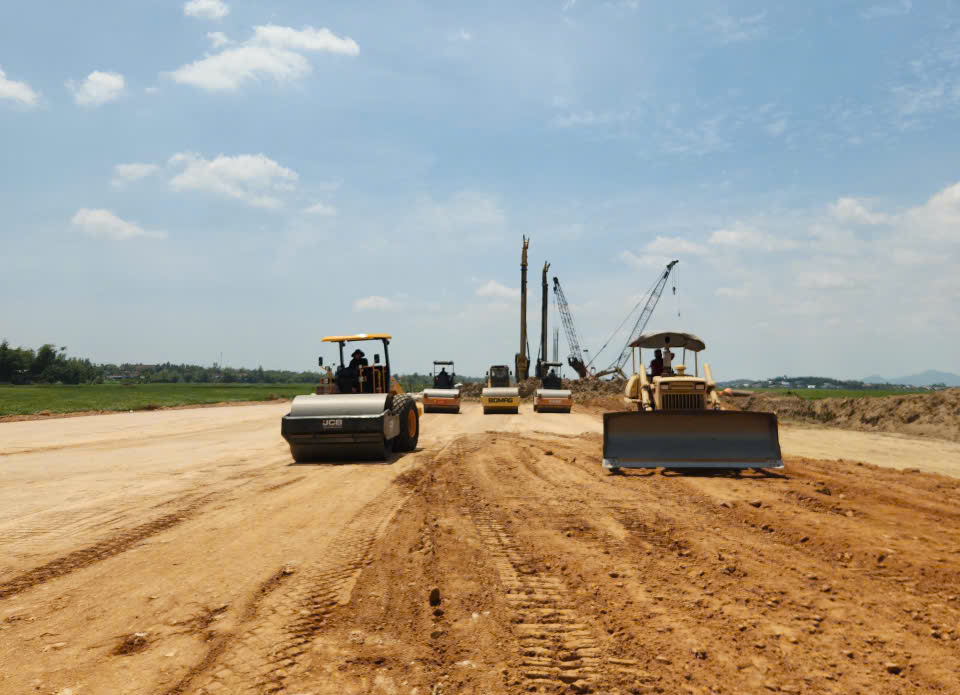 3 ca, 4 kíp trên công trường cao tốc Quy Nhơn - Pleiku - Ảnh 1.