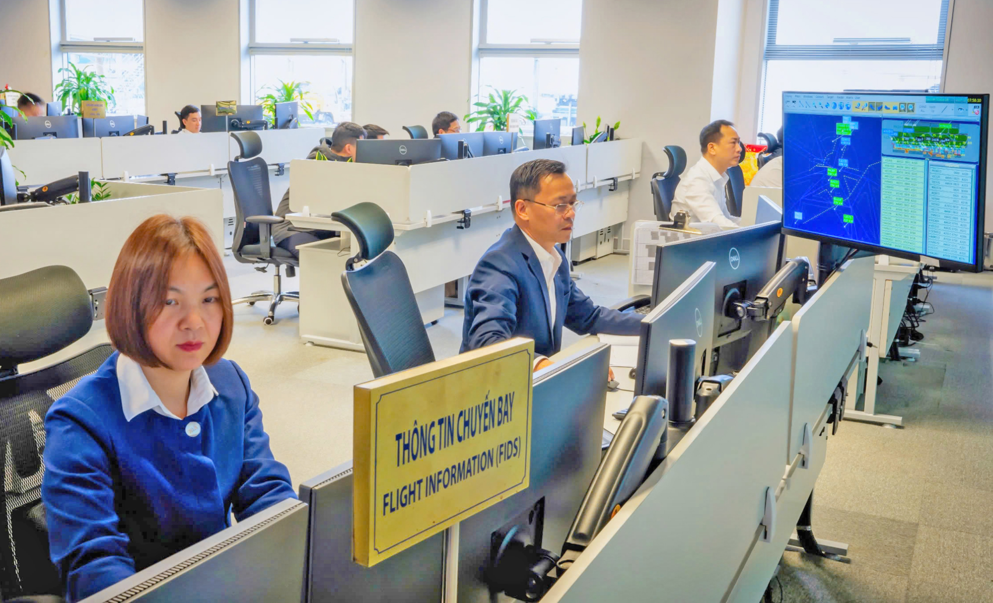 Phía sau những chuyến bay đúng giờ - Ảnh 1.