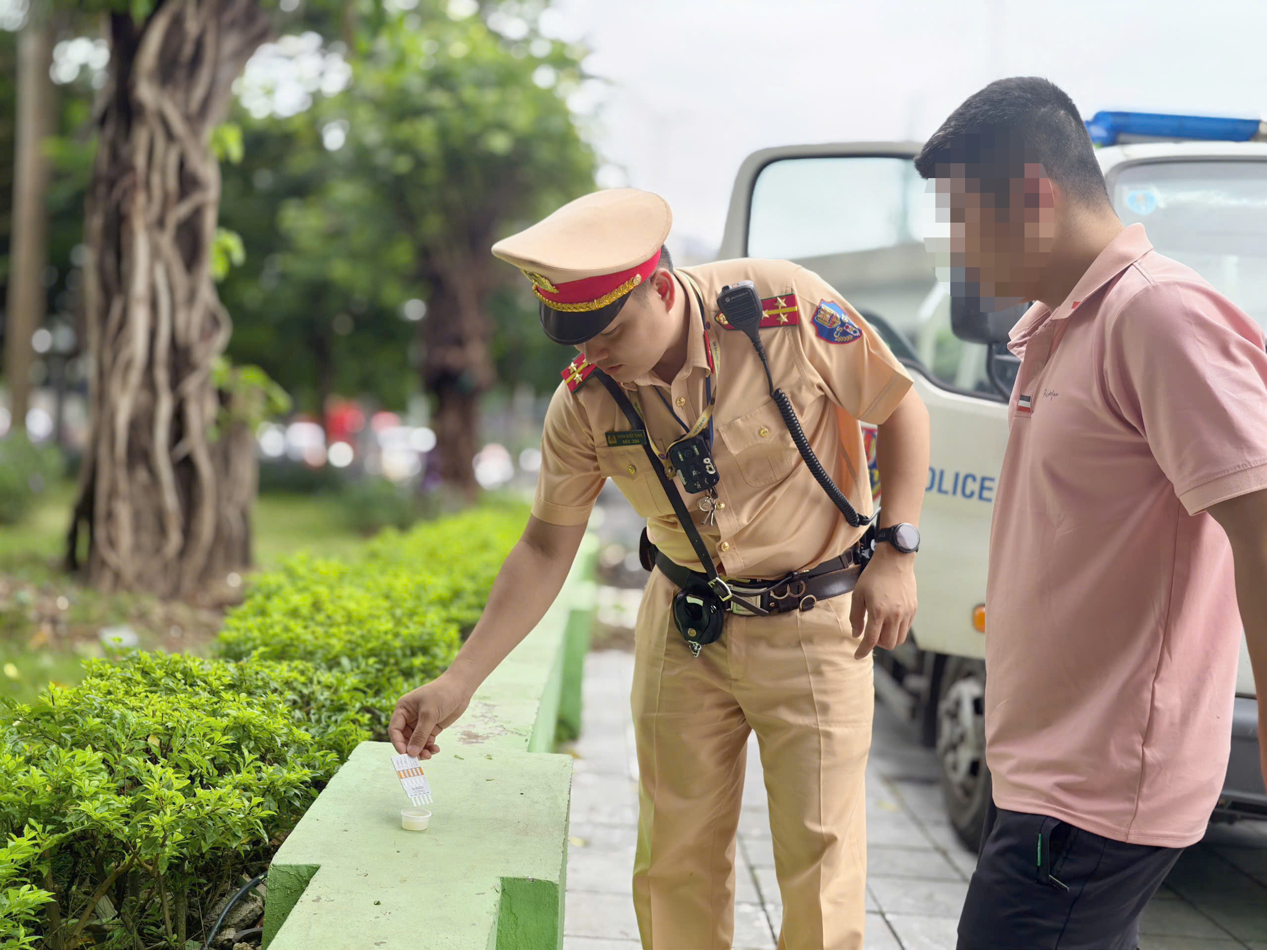 CSGT tổng kiểm tra &ocirc; t&ocirc; vận tải, ph&aacute;t hiện t&agrave;i xế nhồi nh&eacute;t xe m&aacute;y l&ecirc;n khoang h&agrave;nh kh&aacute;ch - Ảnh 12.