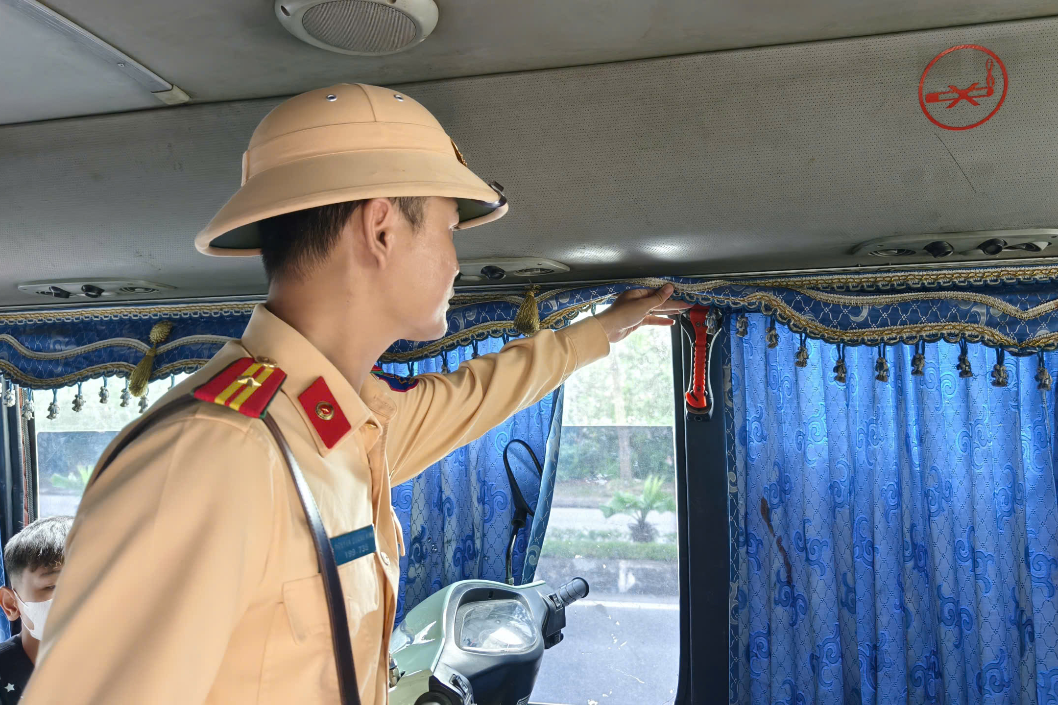 CSGT tổng kiểm tra &ocirc; t&ocirc; vận tải, ph&aacute;t hiện t&agrave;i xế nhồi nh&eacute;t xe m&aacute;y l&ecirc;n khoang h&agrave;nh kh&aacute;ch - Ảnh 7.
