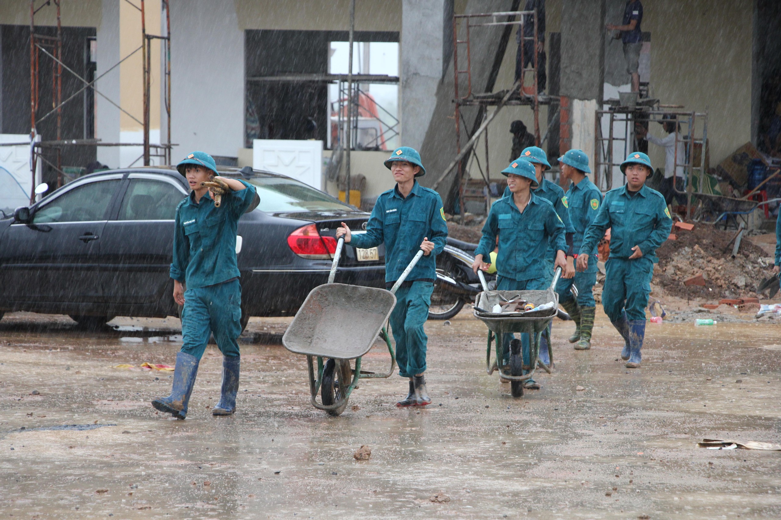 Xuy&ecirc;n đ&ecirc;m thi c&ocirc;ng trường nội tr&uacute; ở Gia Lai - Ảnh 9.