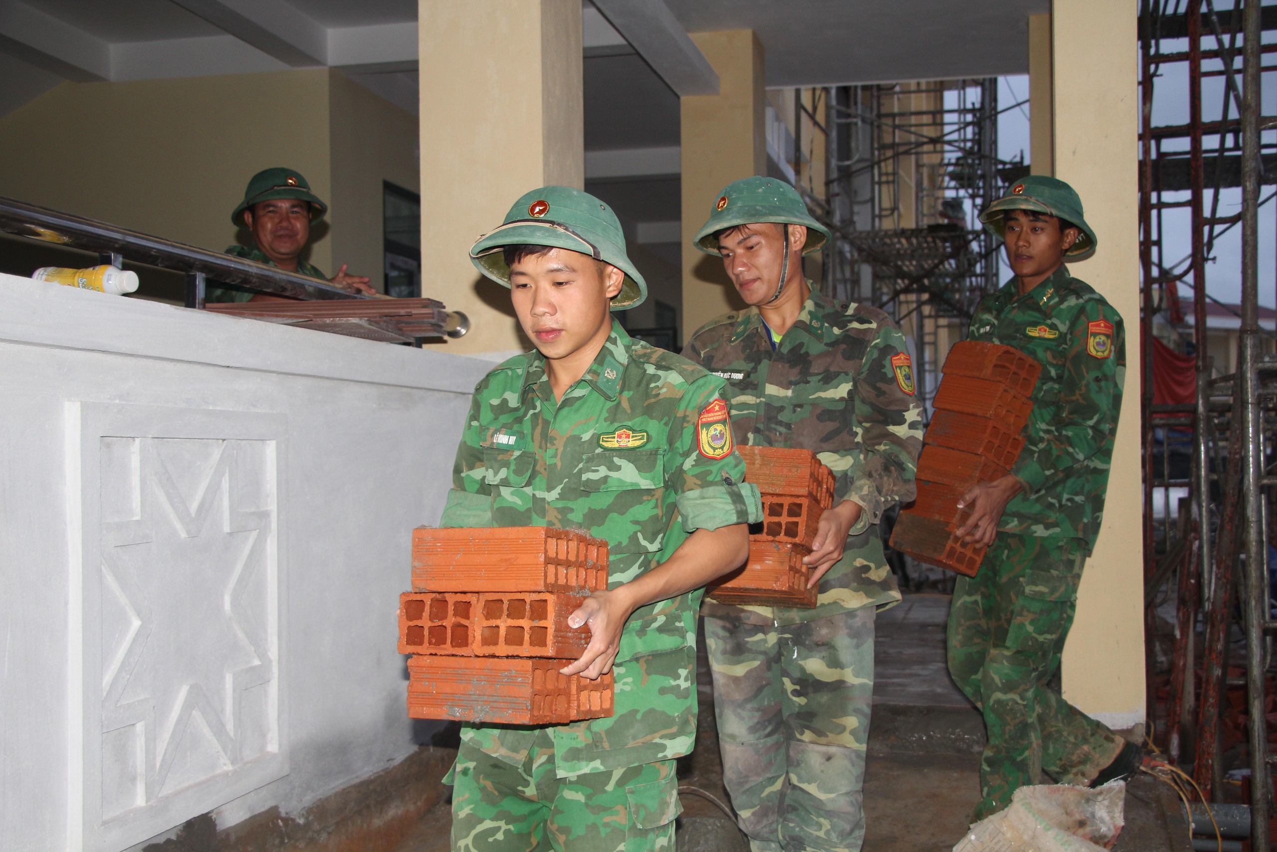 Xuy&ecirc;n đ&ecirc;m thi c&ocirc;ng trường nội tr&uacute; ở Gia Lai - Ảnh 10.