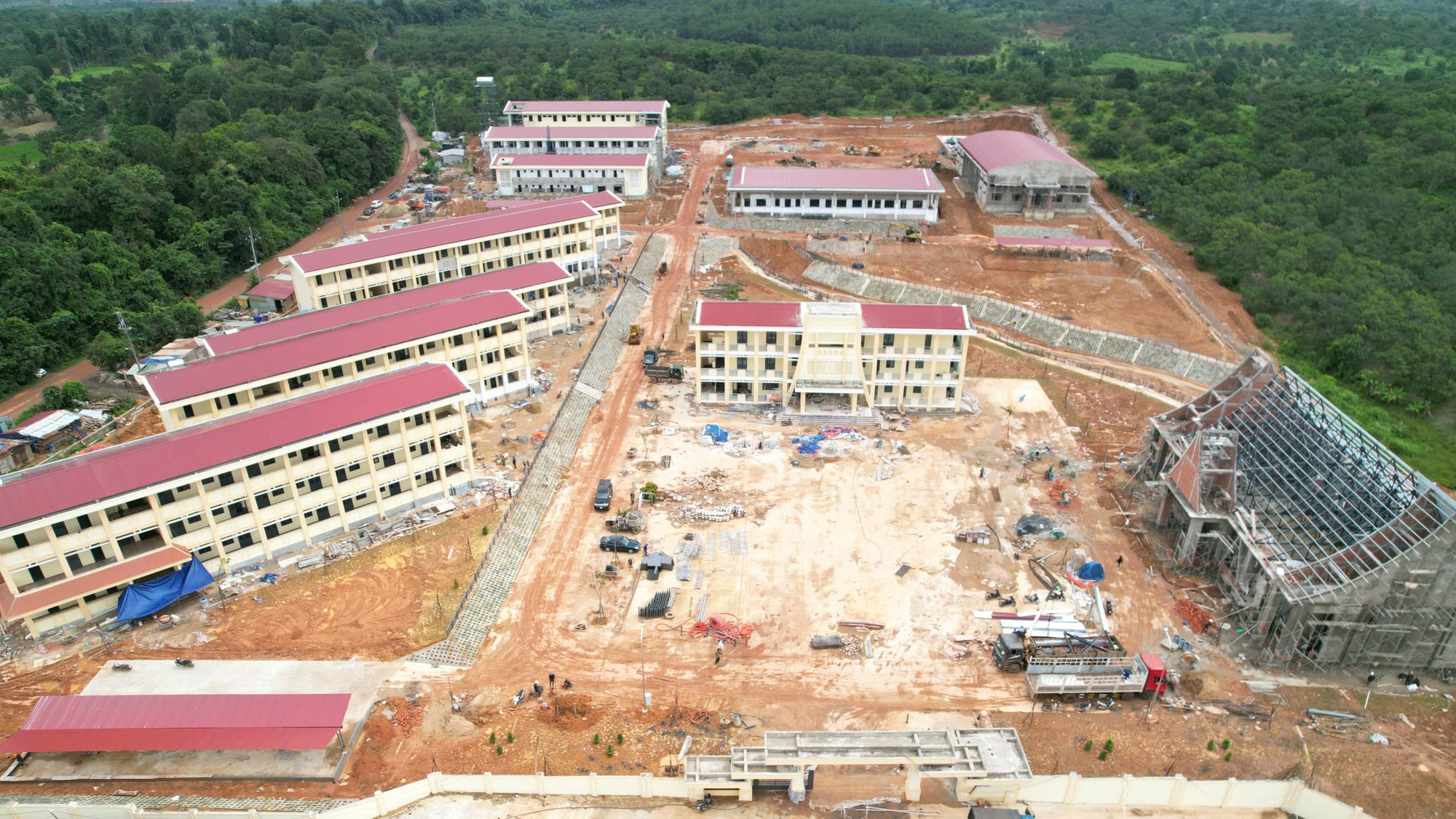 Xuy&ecirc;n đ&ecirc;m thi c&ocirc;ng trường nội tr&uacute; ở Gia Lai - Ảnh 1.
