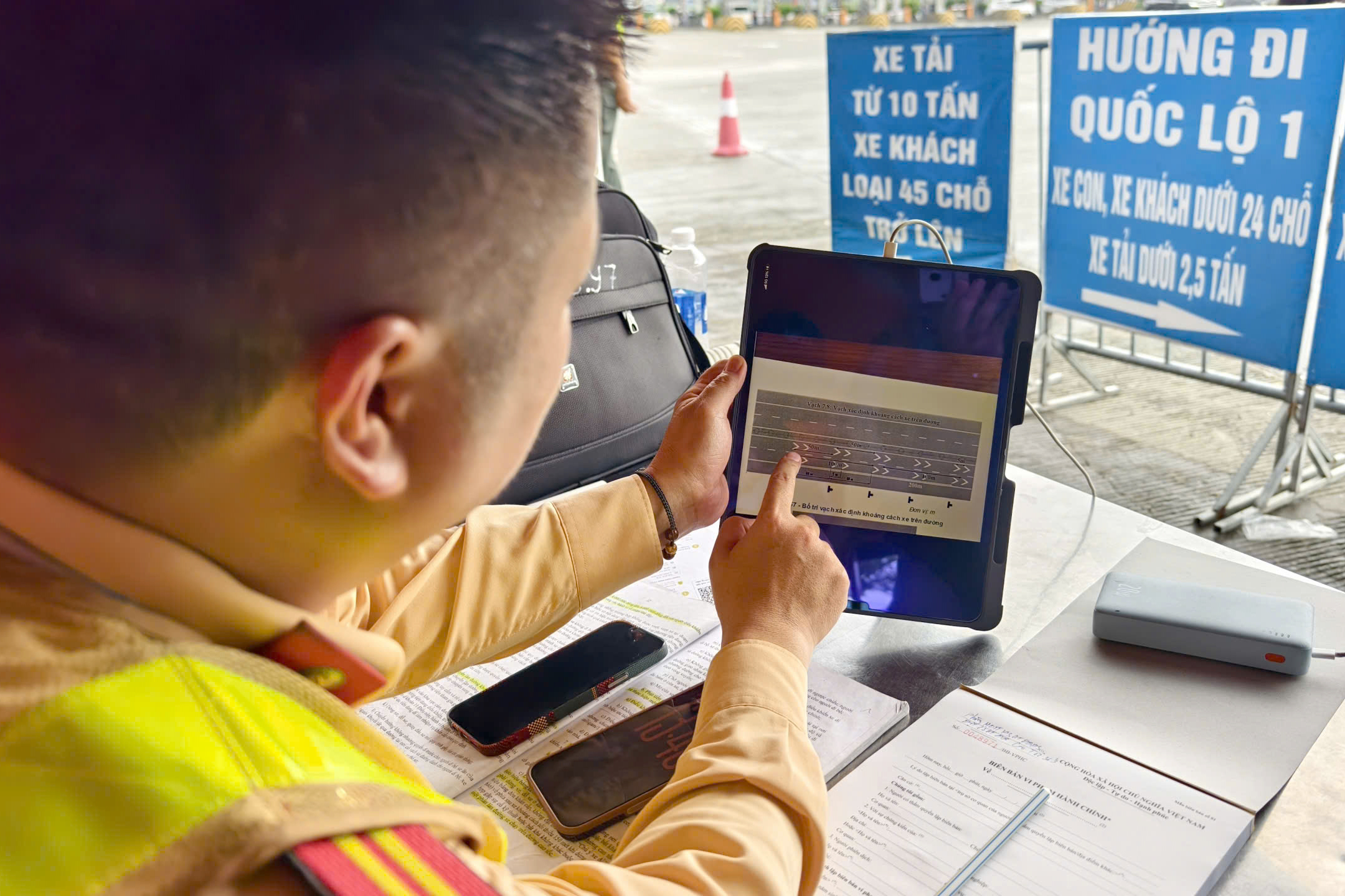 "Chứng cứ điện tử" gi&uacute;p CSGT ph&aacute;t hiện xe kh&ocirc;ng giữ khoảng c&aacute;ch an to&agrave;n tr&ecirc;n cao tốc - Ảnh 4.
