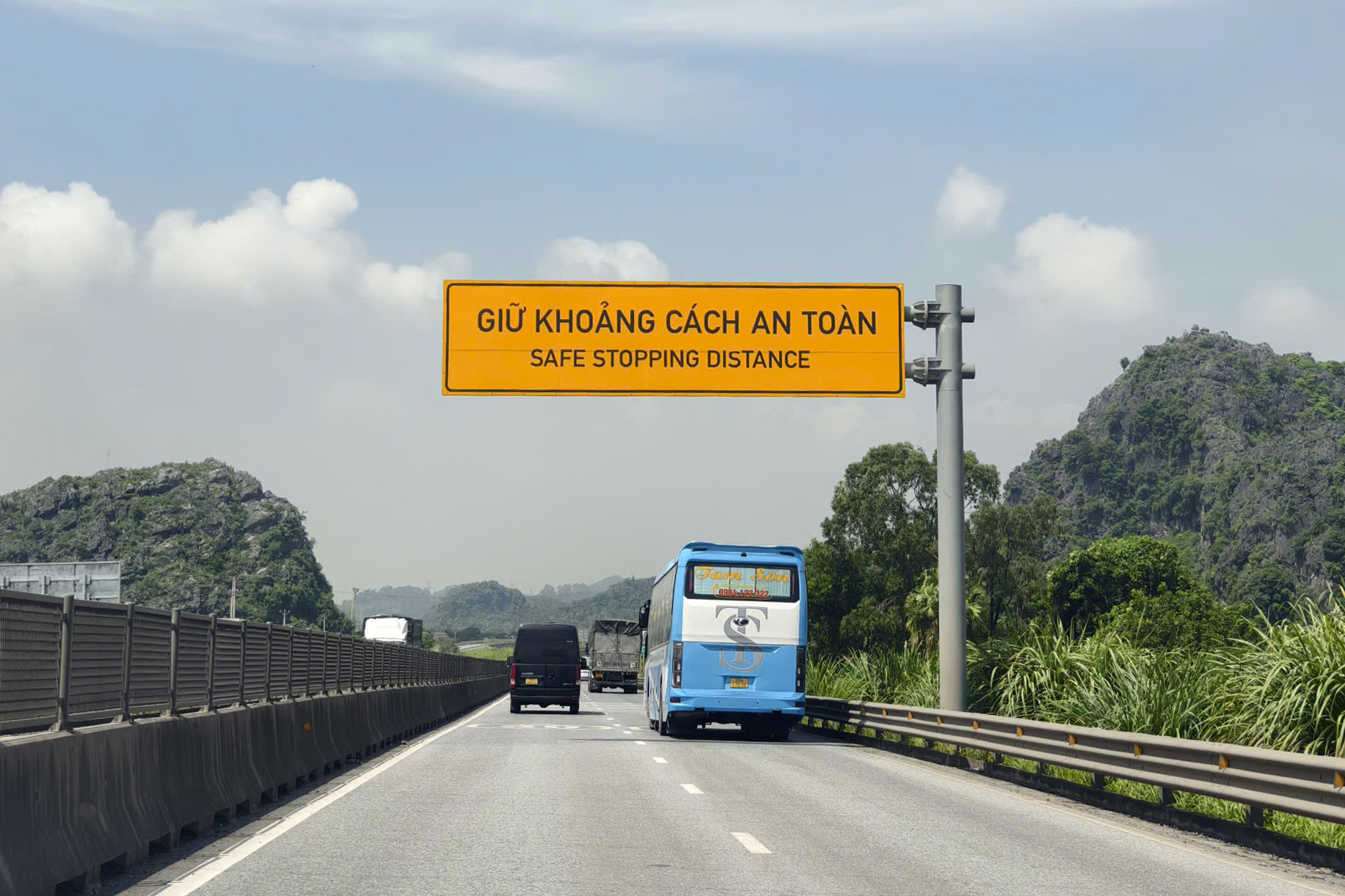 "Chứng cứ điện tử" gi&uacute;p CSGT ph&aacute;t hiện xe kh&ocirc;ng giữ khoảng c&aacute;ch an to&agrave;n tr&ecirc;n cao tốc - Ảnh 2.