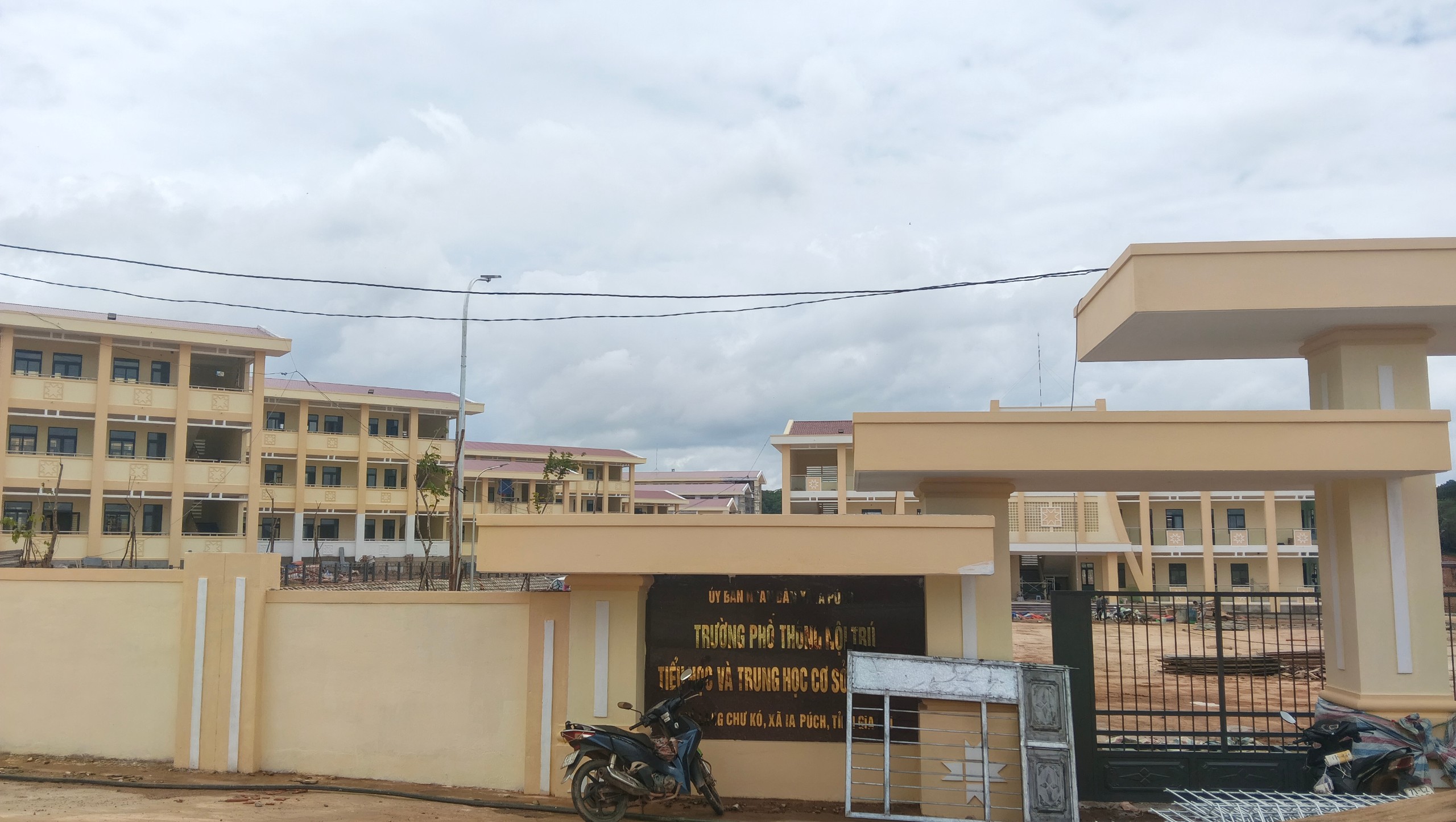 Xuy&ecirc;n đ&ecirc;m thi c&ocirc;ng trường nội tr&uacute; ở Gia Lai - Ảnh 4.