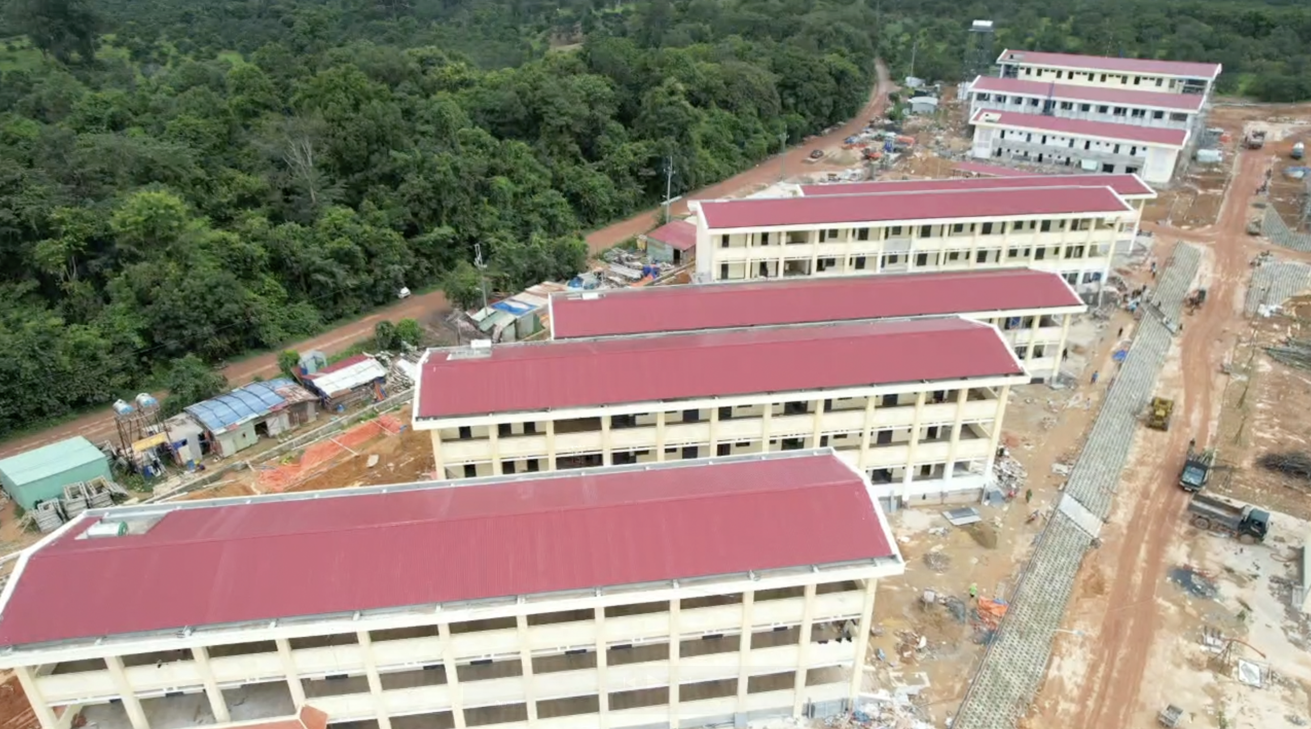Xuy&ecirc;n đ&ecirc;m thi c&ocirc;ng trường nội tr&uacute; ở Gia Lai - Ảnh 11.