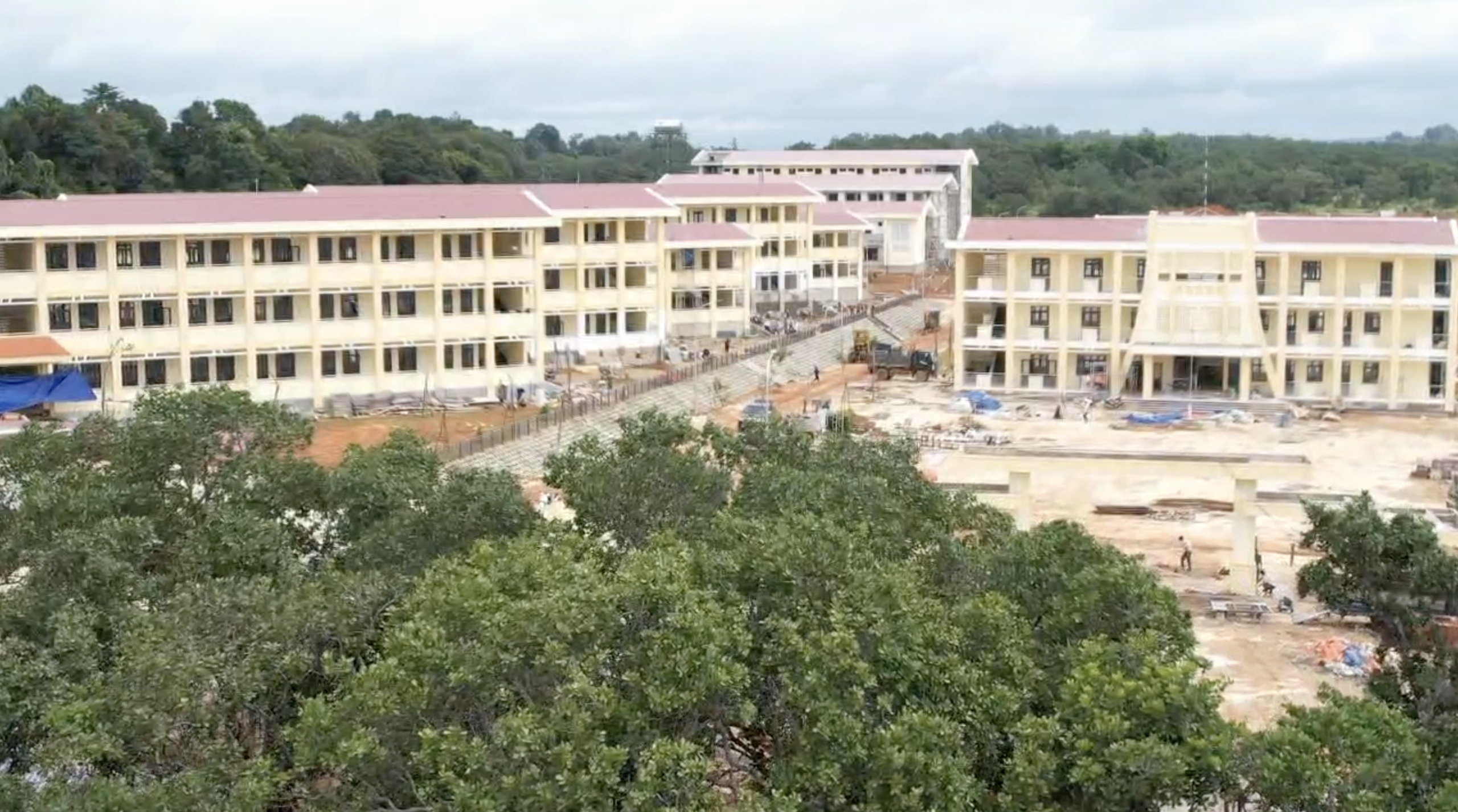 Xuy&ecirc;n đ&ecirc;m thi c&ocirc;ng trường nội tr&uacute; ở Gia Lai - Ảnh 12.