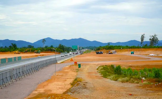 Nhiều hạng mục chưa thi c&ocirc;ng, 2 trạm dừng nghỉ tr&ecirc;n cao tốc chậm tiến độ - Ảnh 1.