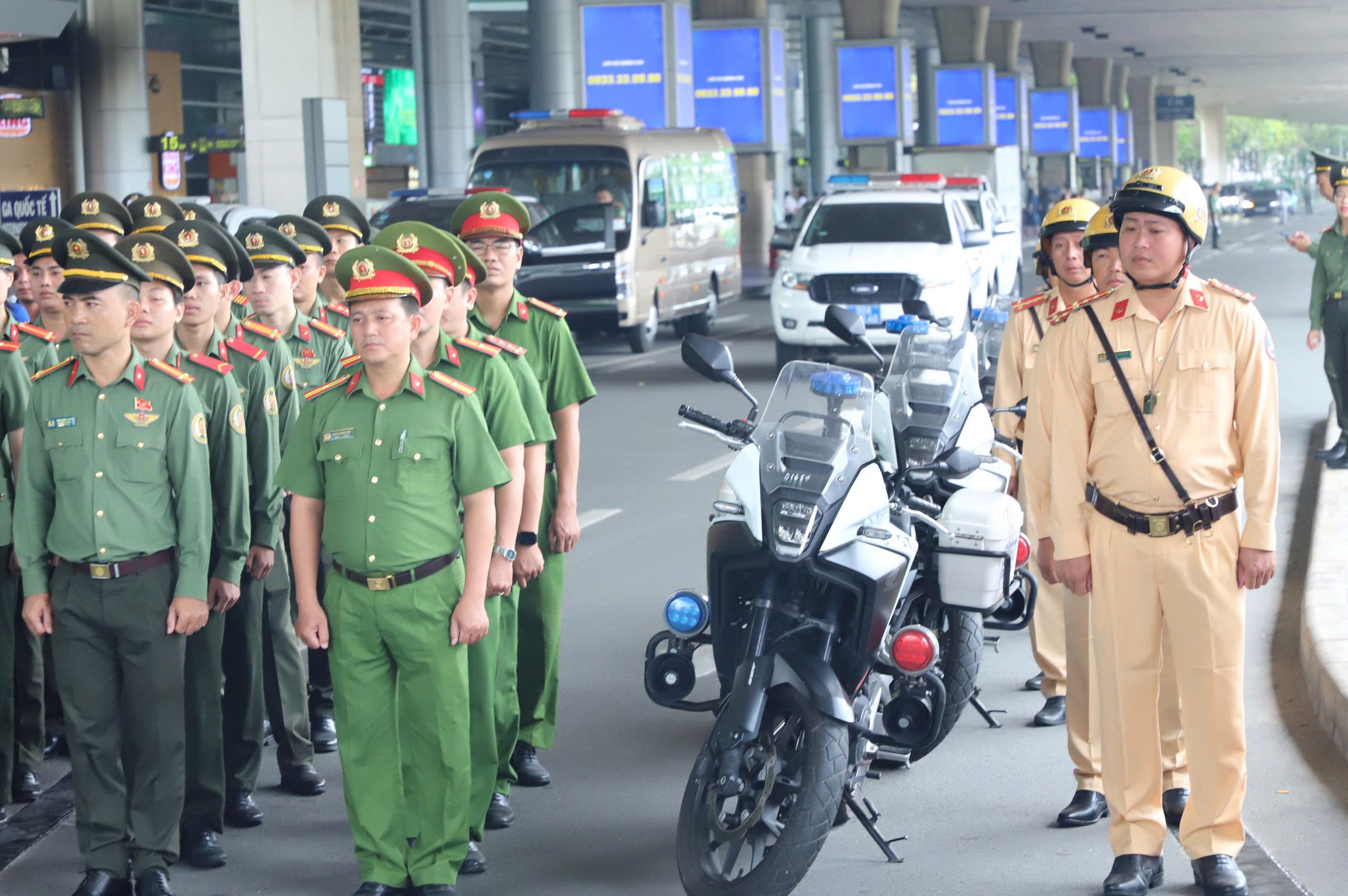 Tân Sơn Nhất ra quân bảo đảm an ninh trật tự, ATGT dịp Quốc khánh 2/9 - Ảnh 2.