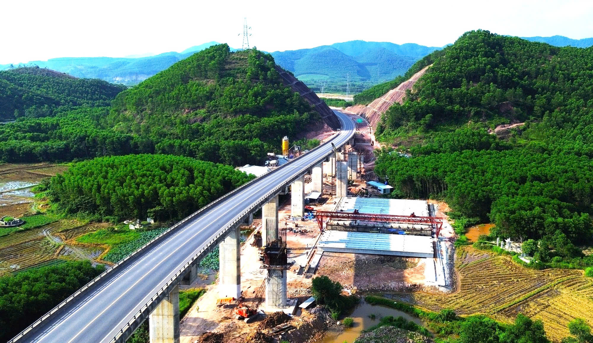 Cảnh bảo tiến độ loạt nhà thầu thi công mở rộng cao tốc Cam Lộ - La Sơn - Ảnh 1.