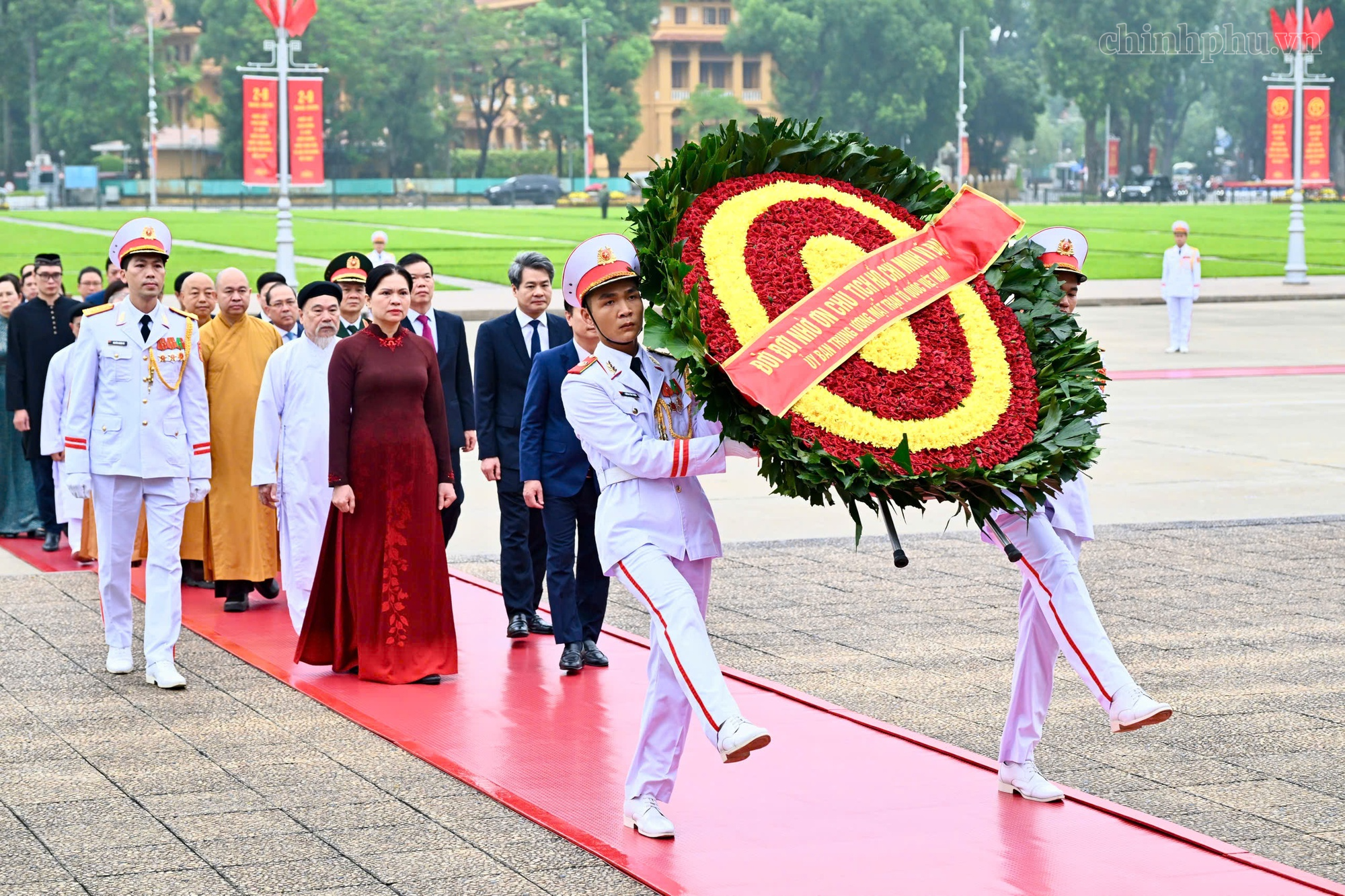 81 năm Quốc kh&aacute;nh: L&atilde;nh đạo Đảng, Nh&agrave; nước v&agrave;o Lăng viếng Chủ tịch Hồ Ch&iacute; Minh - Ảnh 3.