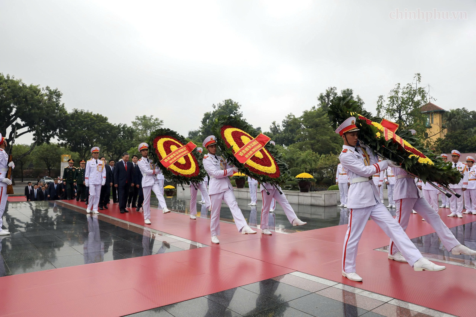 81 năm Quốc kh&aacute;nh: L&atilde;nh đạo Đảng, Nh&agrave; nước v&agrave;o Lăng viếng Chủ tịch Hồ Ch&iacute; Minh - Ảnh 6.