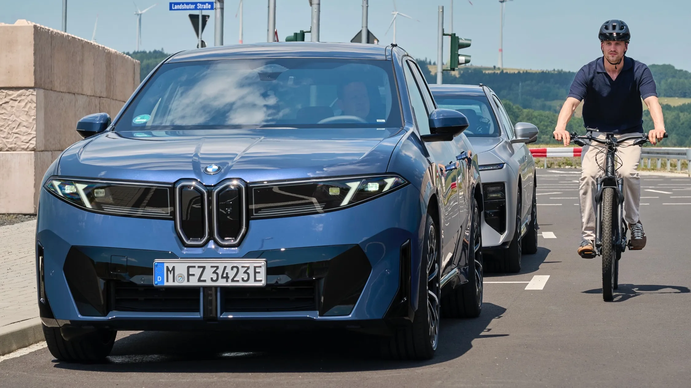BMW iX3 tăng cường trang bị an toàn - Ảnh 1.
