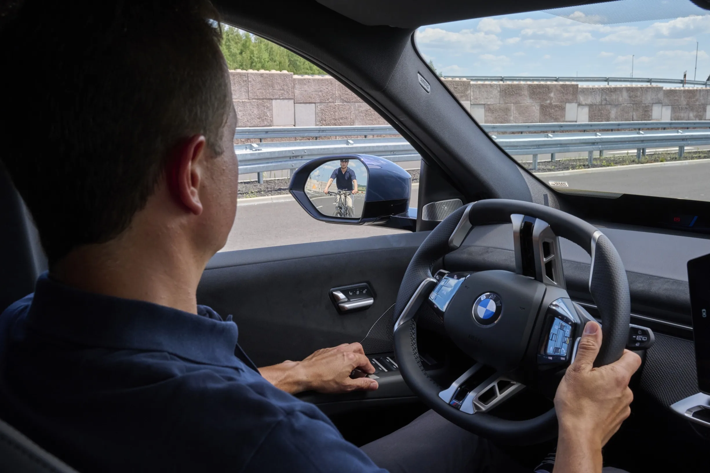 BMW iX3 tăng cường trang bị an toàn - Ảnh 2.
