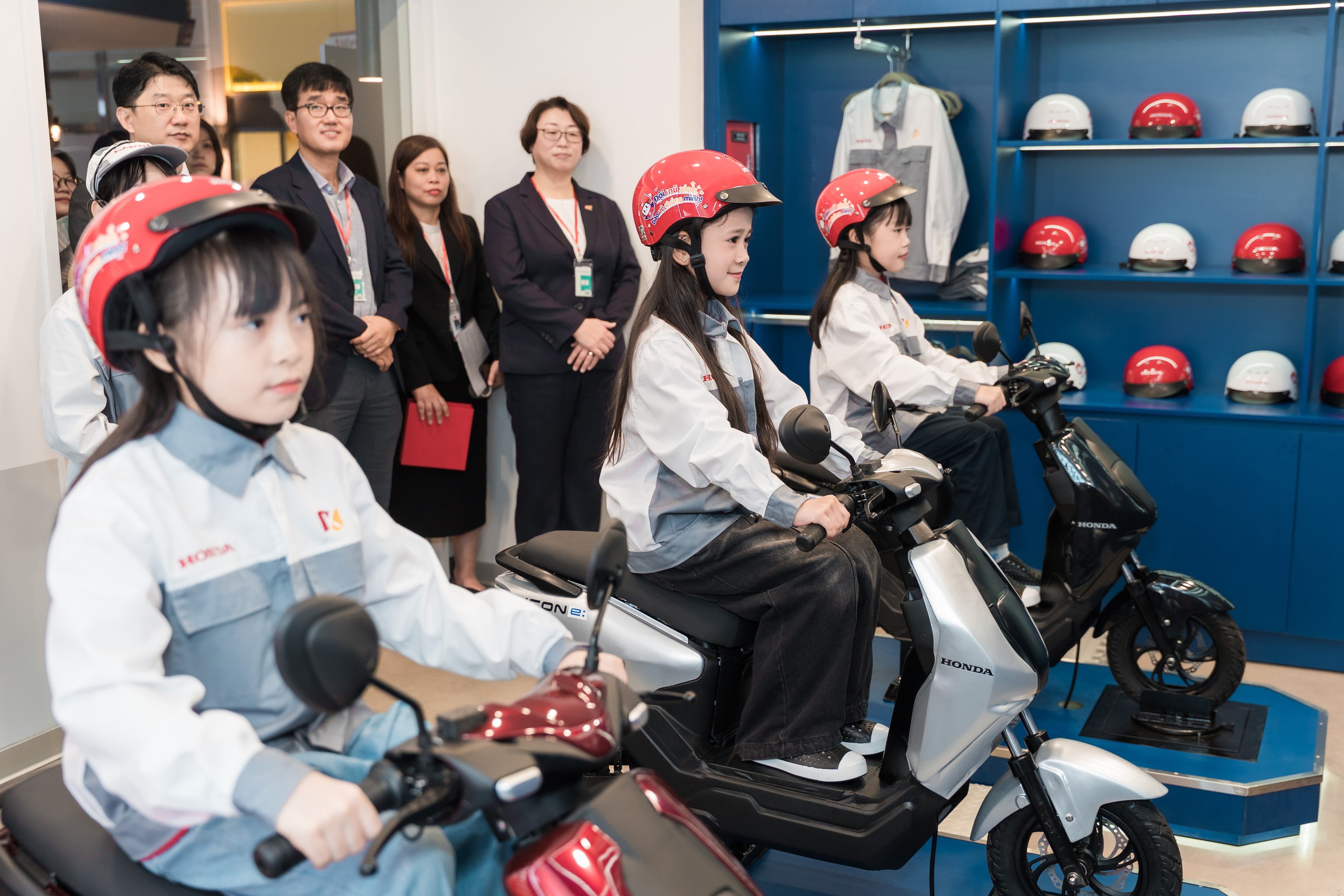 Honda Việt Nam ra mắt Trung tâm công nghệ xe máy điện cho trẻ em - Ảnh 1.