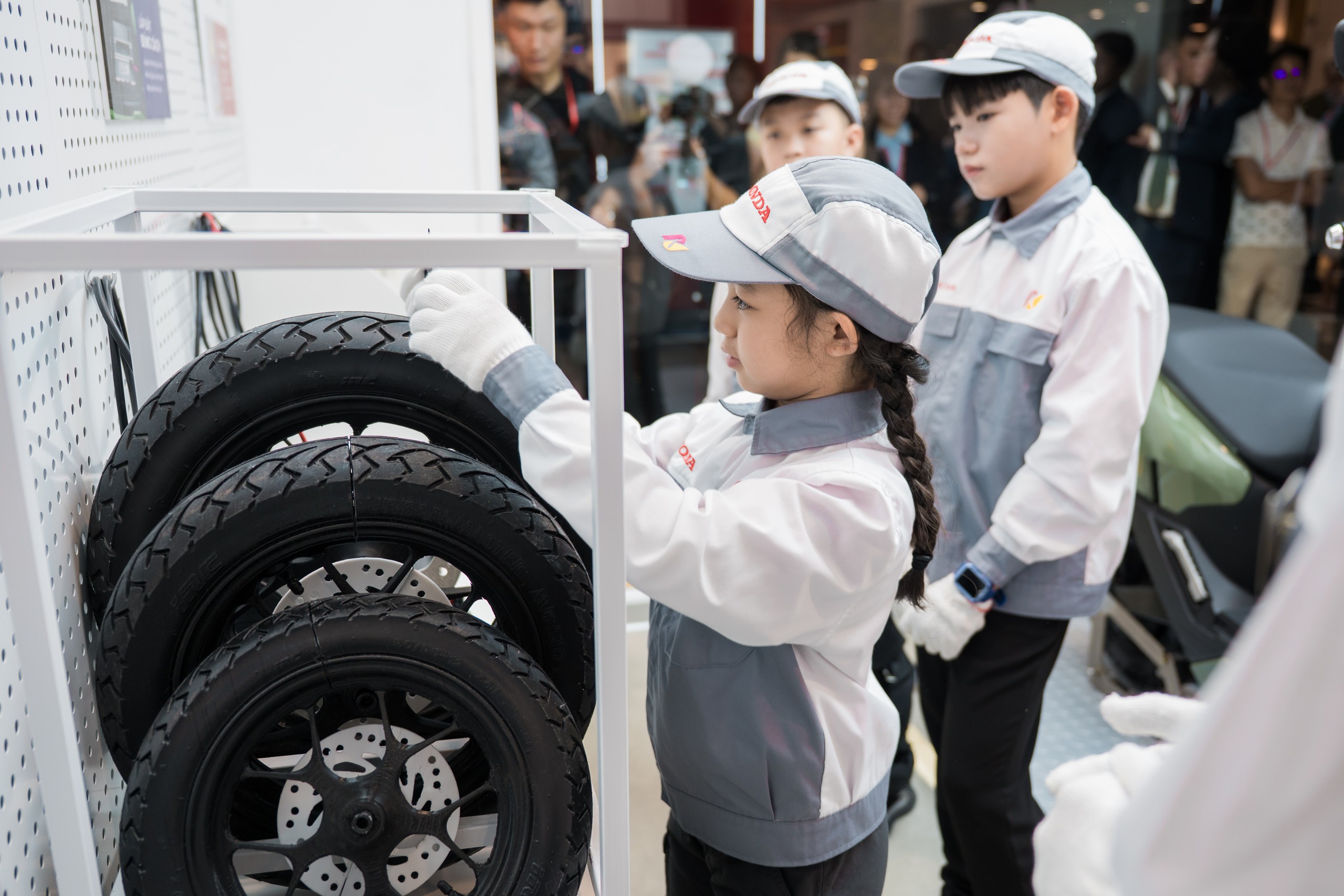 Honda Việt Nam ra mắt Trung tâm công nghệ xe máy điện cho trẻ em - Ảnh 2.
