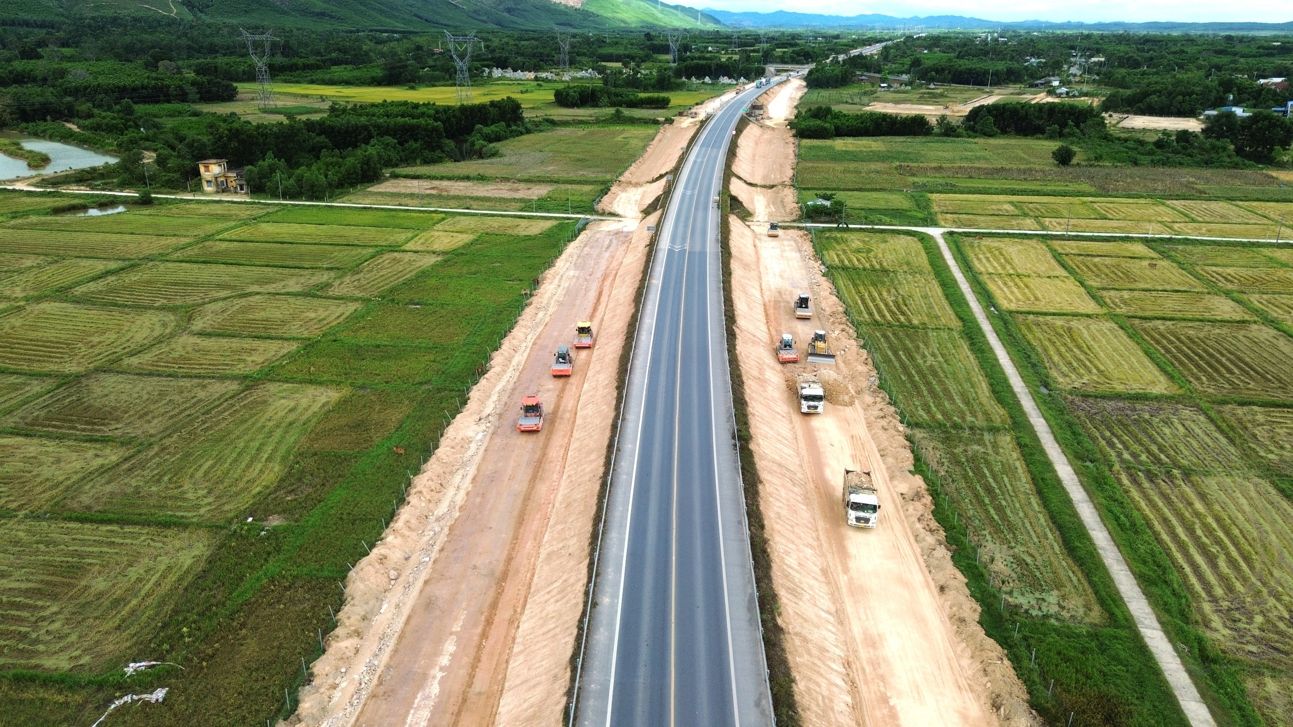 Thi c&ocirc;ng xuy&ecirc;n lễ Quốc kh&aacute;nh quyết t&acirc;m đưa cao tốc Cam Lộ - La Sơn về đ&iacute;ch đ&uacute;ng hẹn - Ảnh 2.