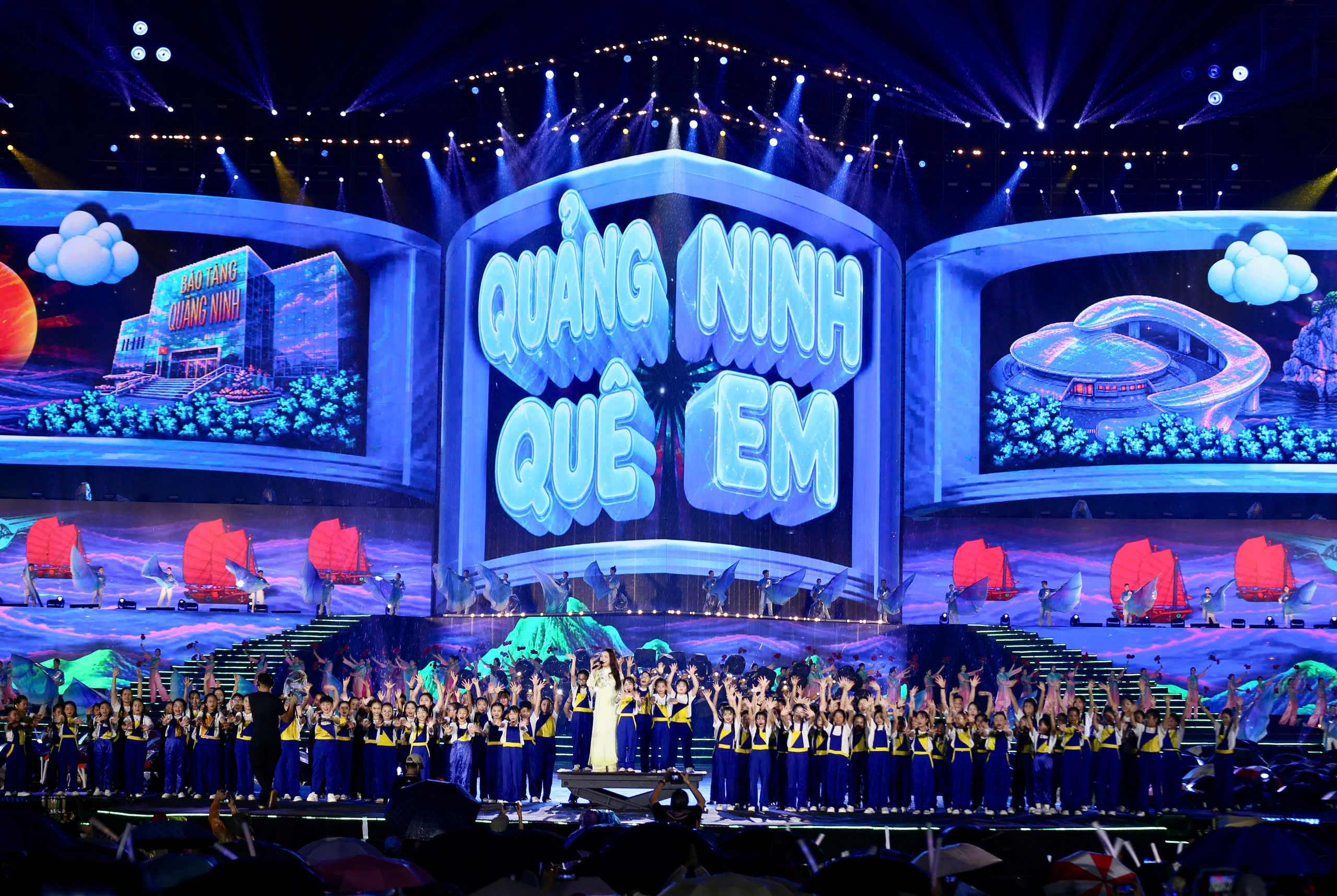 H&agrave;ng vạn người đội mưa xem Concert &ldquo;Quảng Ninh rạng rỡ tương lai&rdquo; - Ảnh 6.