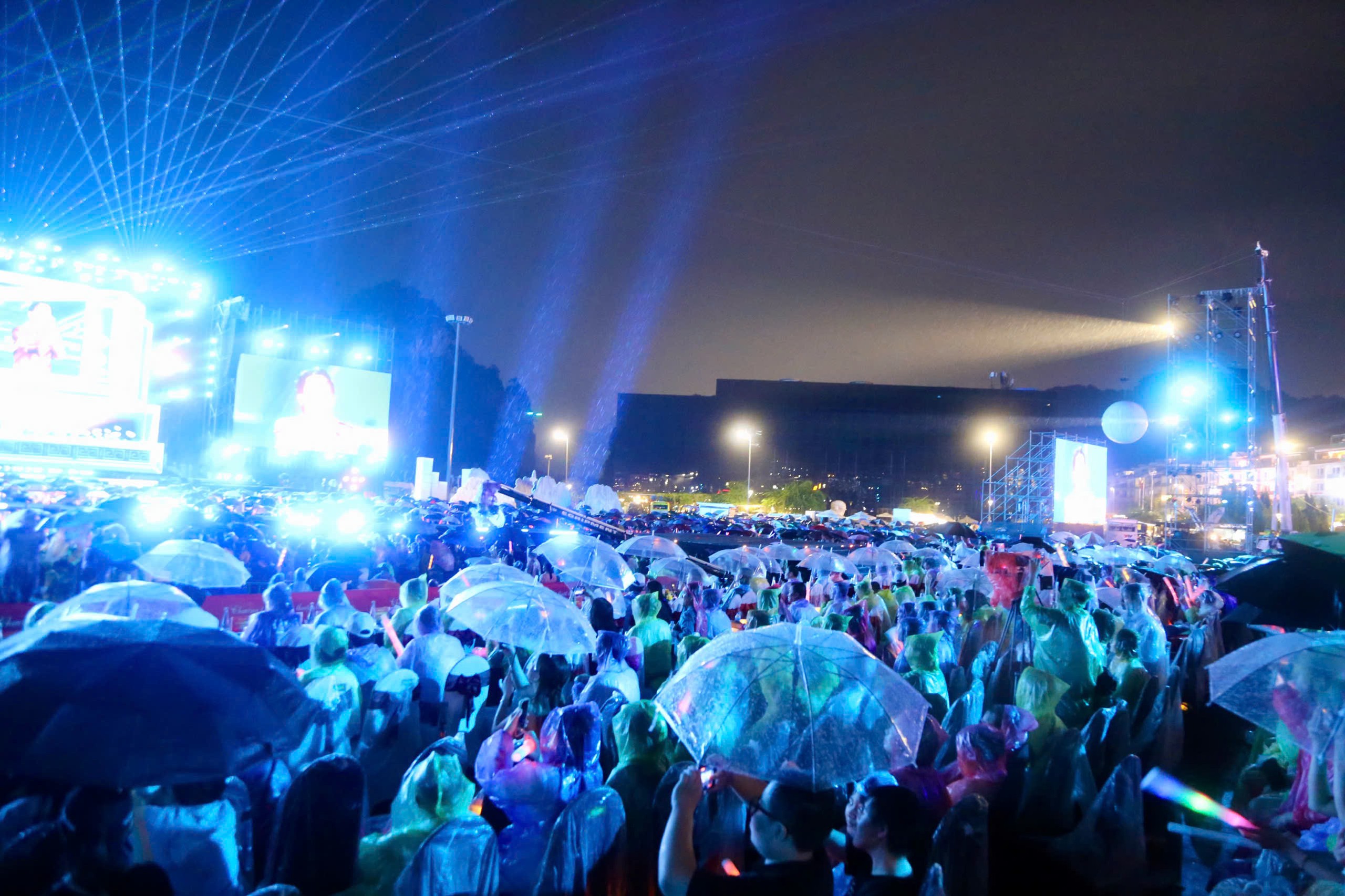 H&agrave;ng vạn người đội mưa xem Concert &ldquo;Quảng Ninh rạng rỡ tương lai&rdquo; - Ảnh 3.