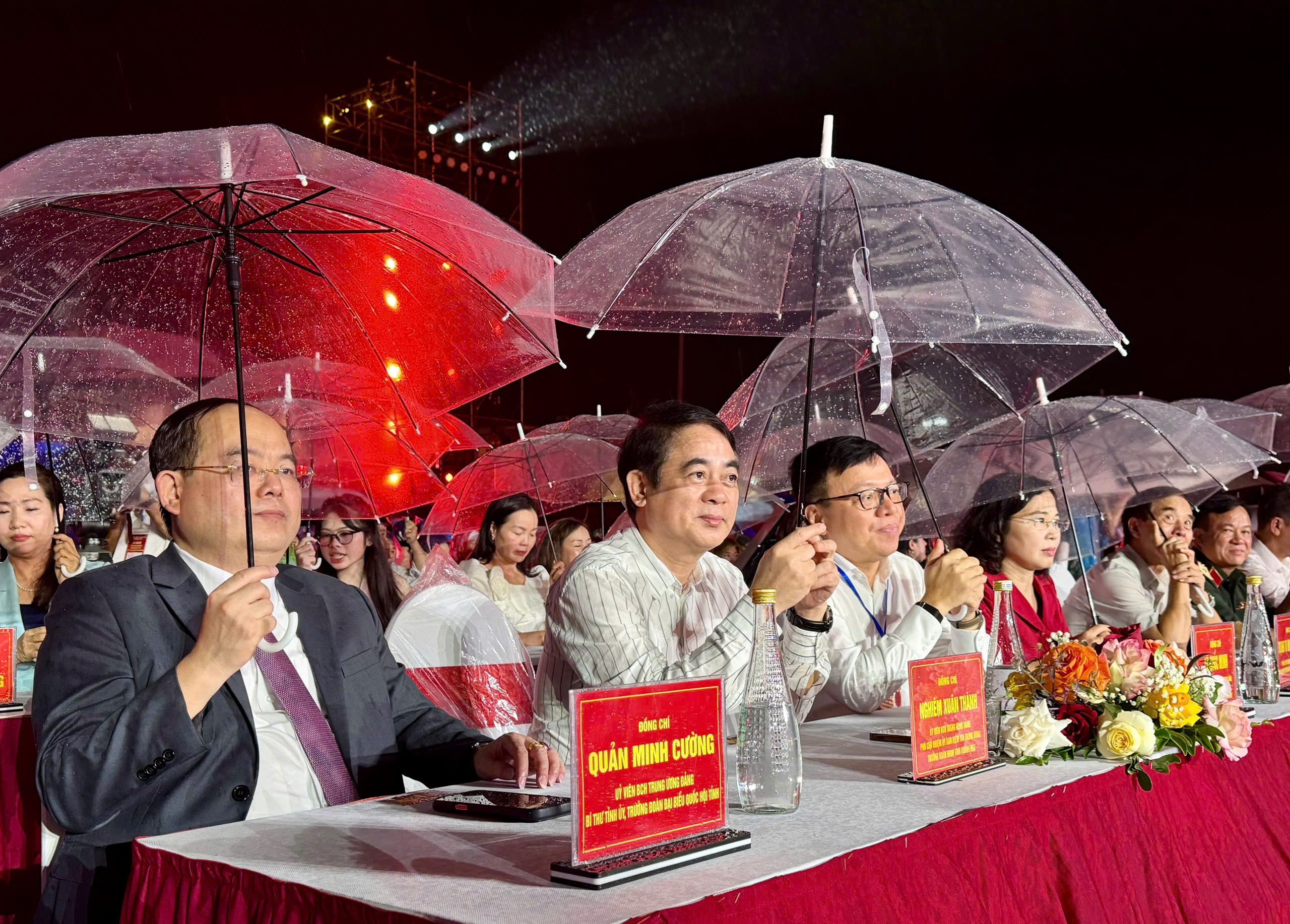 H&agrave;ng vạn người đội mưa xem Concert &ldquo;Quảng Ninh rạng rỡ tương lai&rdquo; - Ảnh 2.