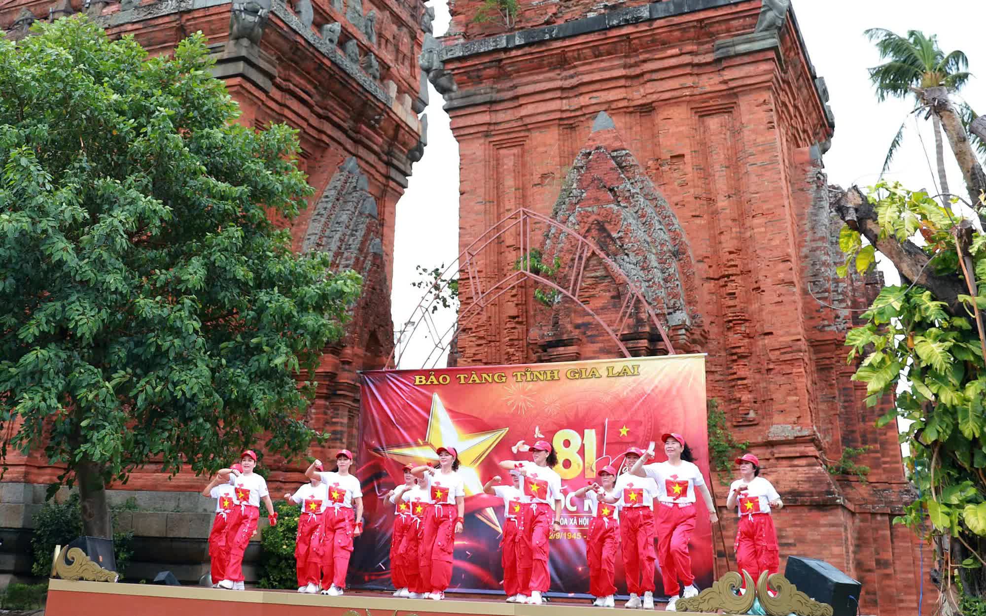 Hơn 9.000 người d&acirc;n Gia Lai s&ocirc;i nổi hưởng ứng "Đi bộ c&ugrave;ng Việt Nam tiến bước" - Ảnh 5.