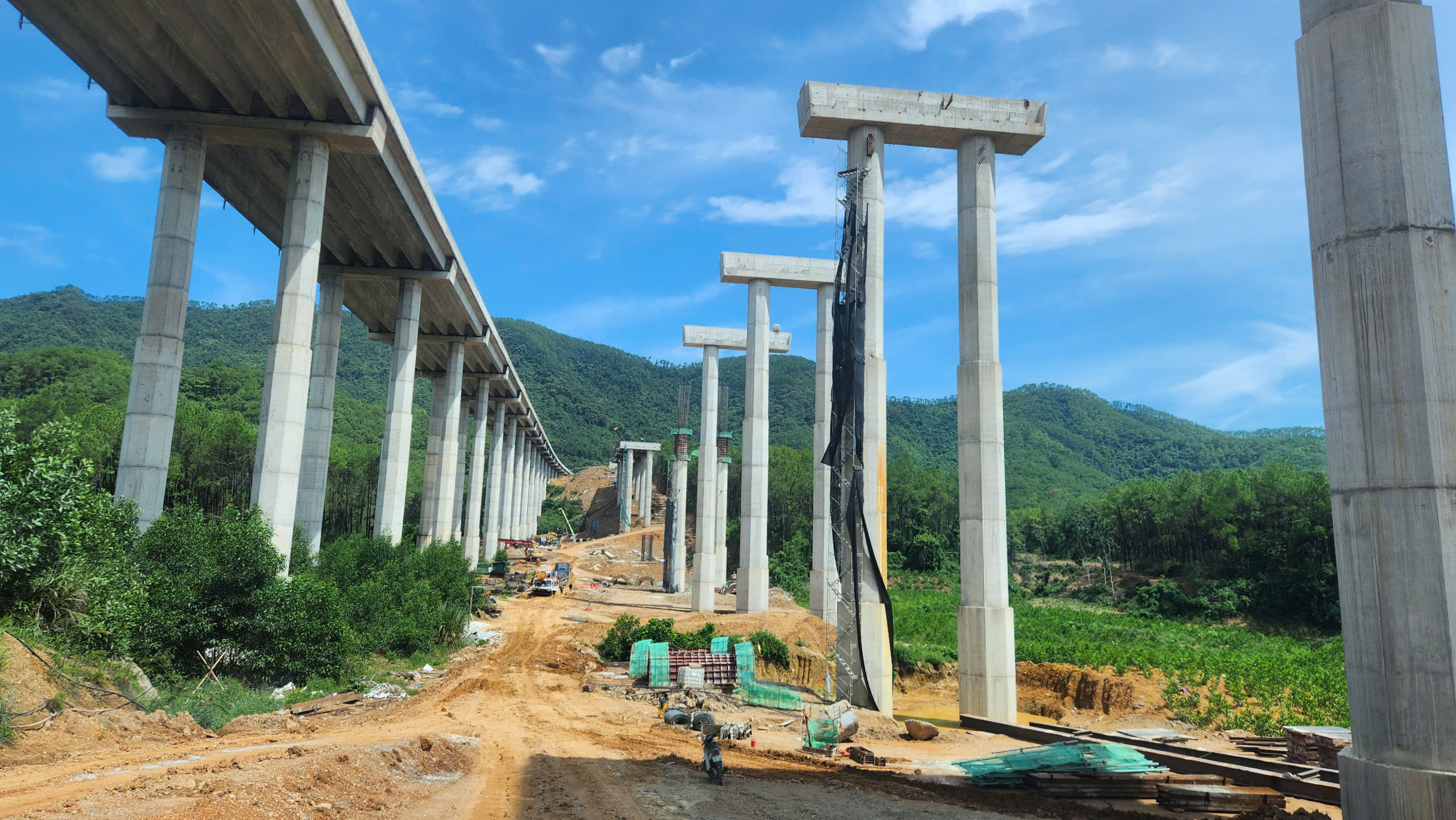 L&agrave;m xuy&ecirc;n lễ để sớm giải toả n&uacute;t thắt tr&ecirc;n cao tốc Diễn Ch&acirc;u &ndash; B&atilde;i Vọt - Ảnh 10.