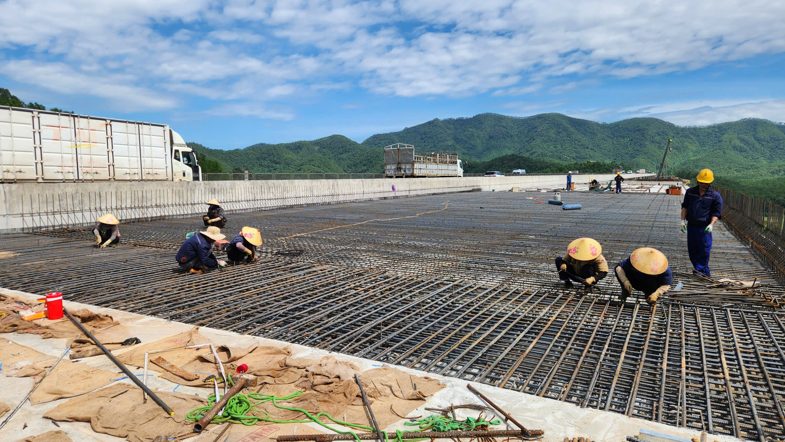 L&agrave;m xuy&ecirc;n lễ để sớm giải toả n&uacute;t thắt tr&ecirc;n cao tốc Diễn Ch&acirc;u &ndash; B&atilde;i Vọt - Ảnh 14.