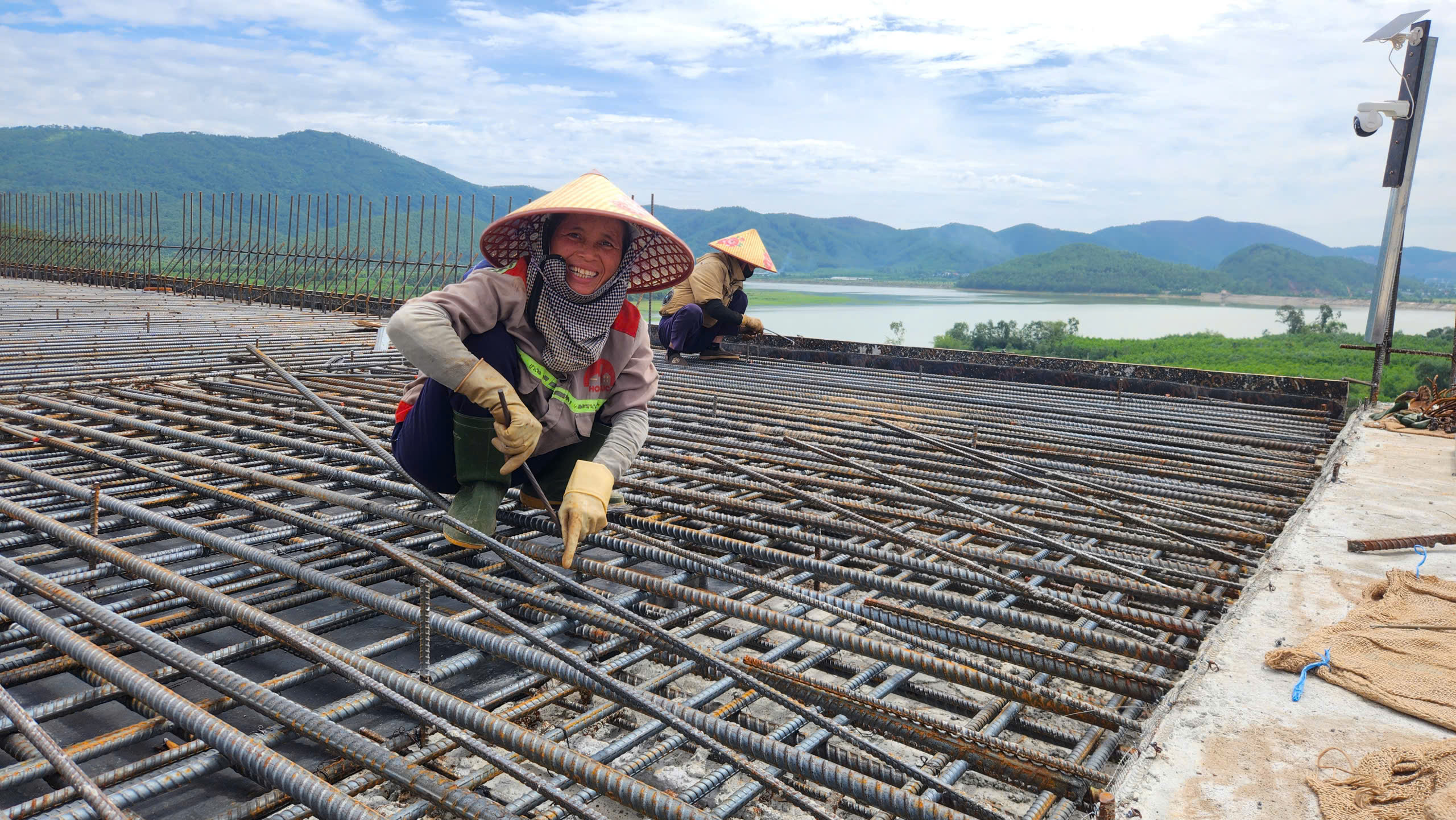 L&agrave;m xuy&ecirc;n lễ để sớm giải toả n&uacute;t thắt tr&ecirc;n cao tốc Diễn Ch&acirc;u &ndash; B&atilde;i Vọt - Ảnh 15.