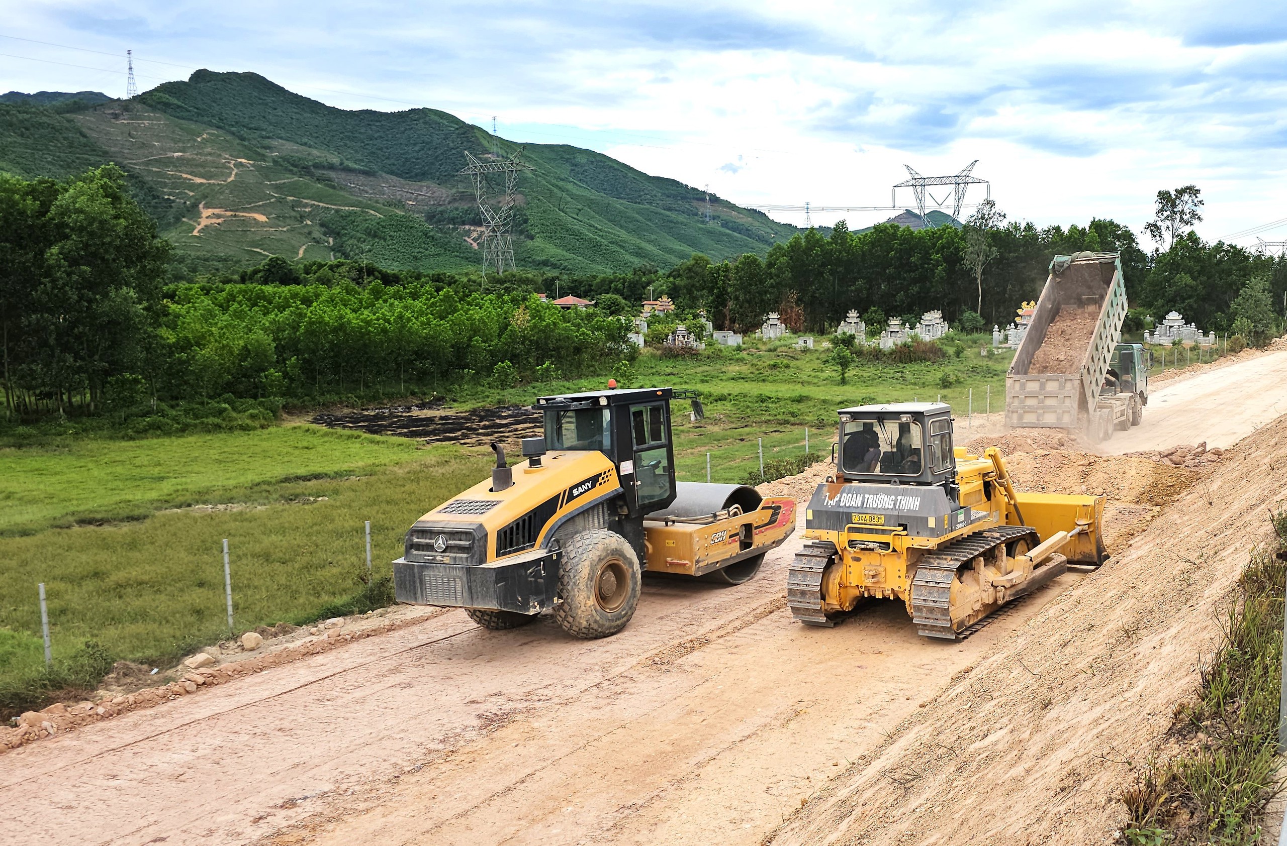 Thi c&ocirc;ng xuy&ecirc;n lễ Quốc kh&aacute;nh quyết t&acirc;m đưa cao tốc Cam Lộ - La Sơn về đ&iacute;ch đ&uacute;ng hẹn - Ảnh 3.