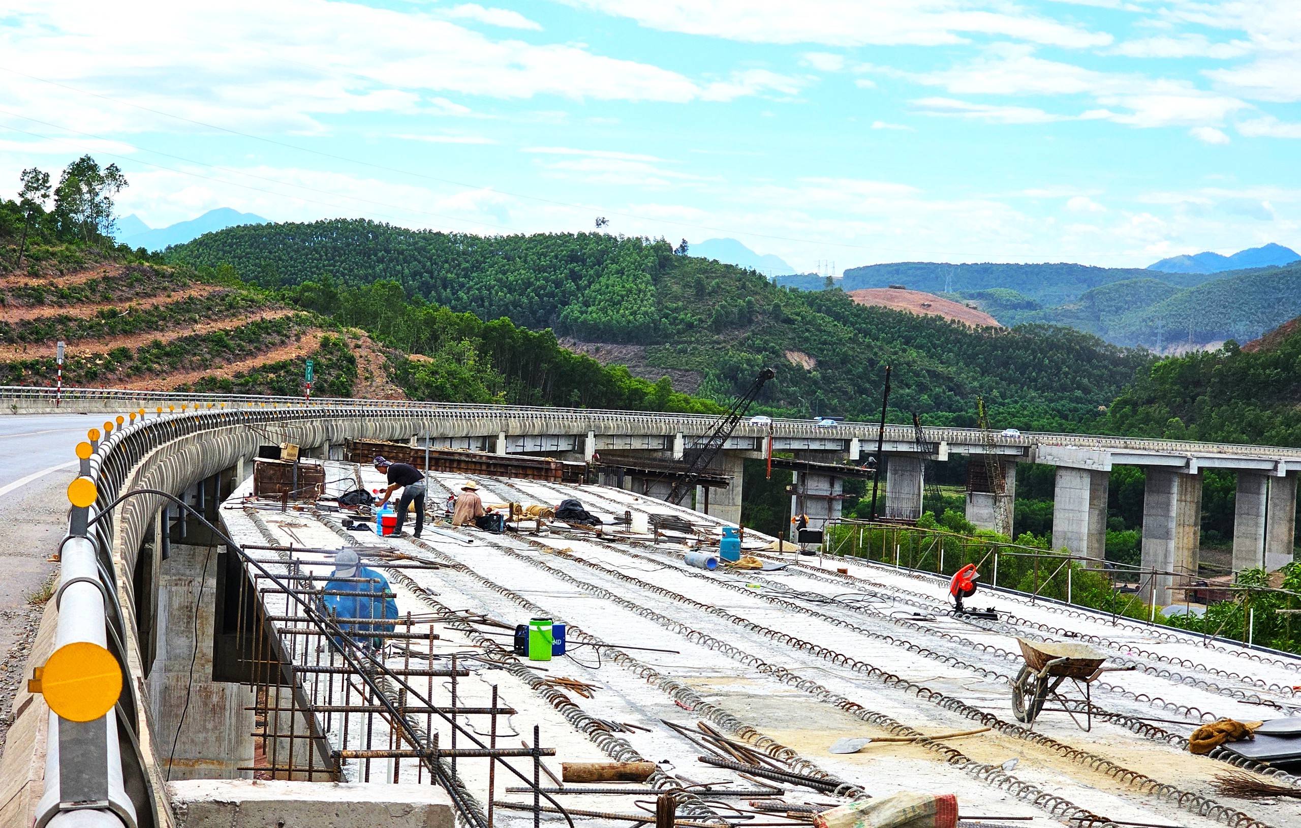 Thi c&ocirc;ng xuy&ecirc;n lễ Quốc kh&aacute;nh quyết t&acirc;m đưa cao tốc Cam Lộ - La Sơn về đ&iacute;ch đ&uacute;ng hẹn - Ảnh 5.