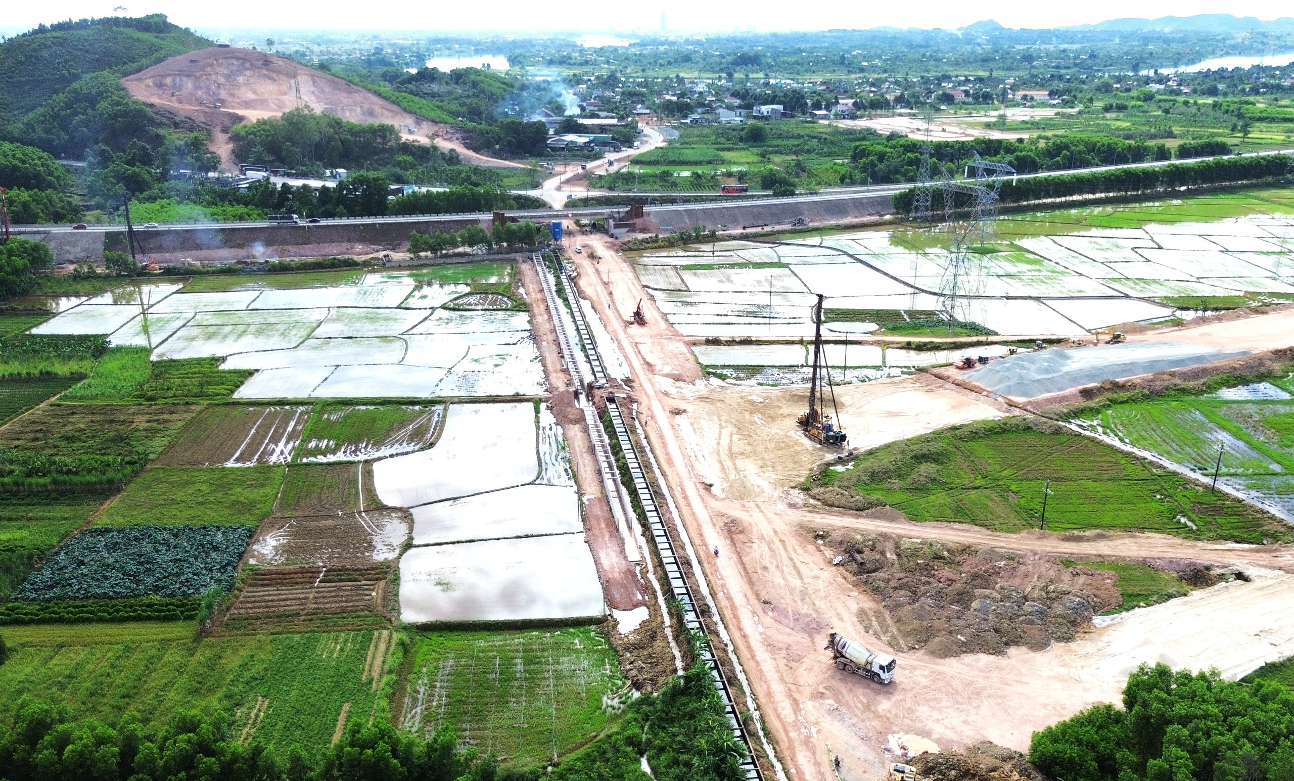 Thi c&ocirc;ng xuy&ecirc;n lễ Quốc kh&aacute;nh quyết t&acirc;m đưa cao tốc Cam Lộ - La Sơn về đ&iacute;ch đ&uacute;ng hẹn - Ảnh 6.