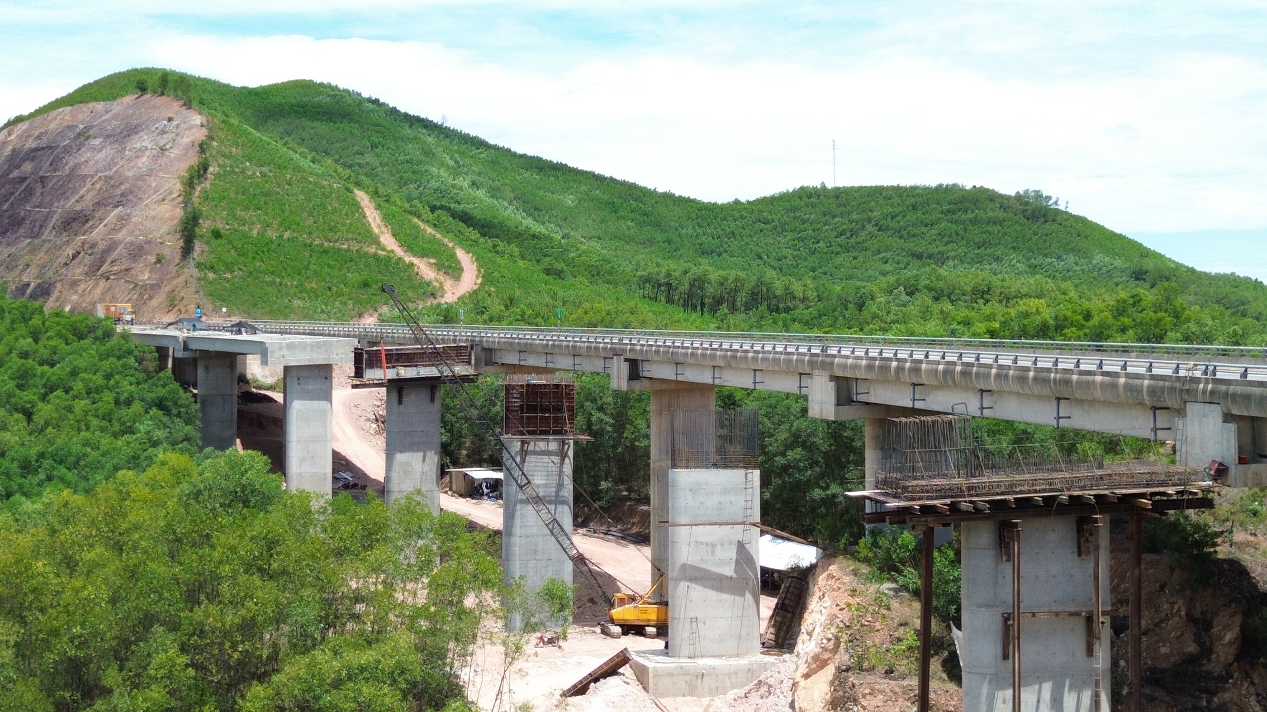 Thi c&ocirc;ng xuy&ecirc;n lễ Quốc kh&aacute;nh quyết t&acirc;m đưa cao tốc Cam Lộ - La Sơn về đ&iacute;ch đ&uacute;ng hẹn - Ảnh 9.
