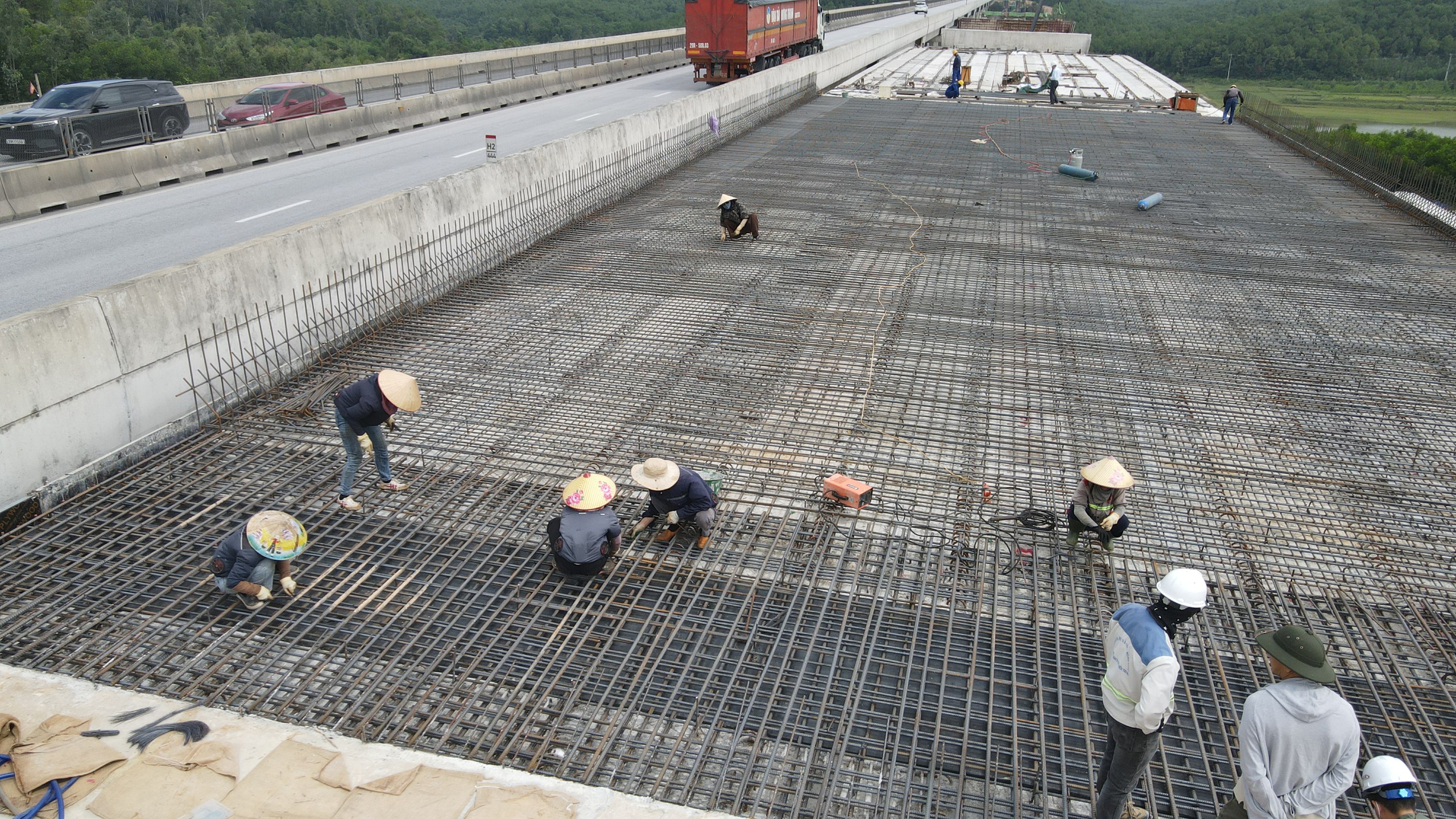L&agrave;m xuy&ecirc;n lễ để sớm giải toả n&uacute;t thắt tr&ecirc;n cao tốc Diễn Ch&acirc;u &ndash; B&atilde;i Vọt - Ảnh 2.