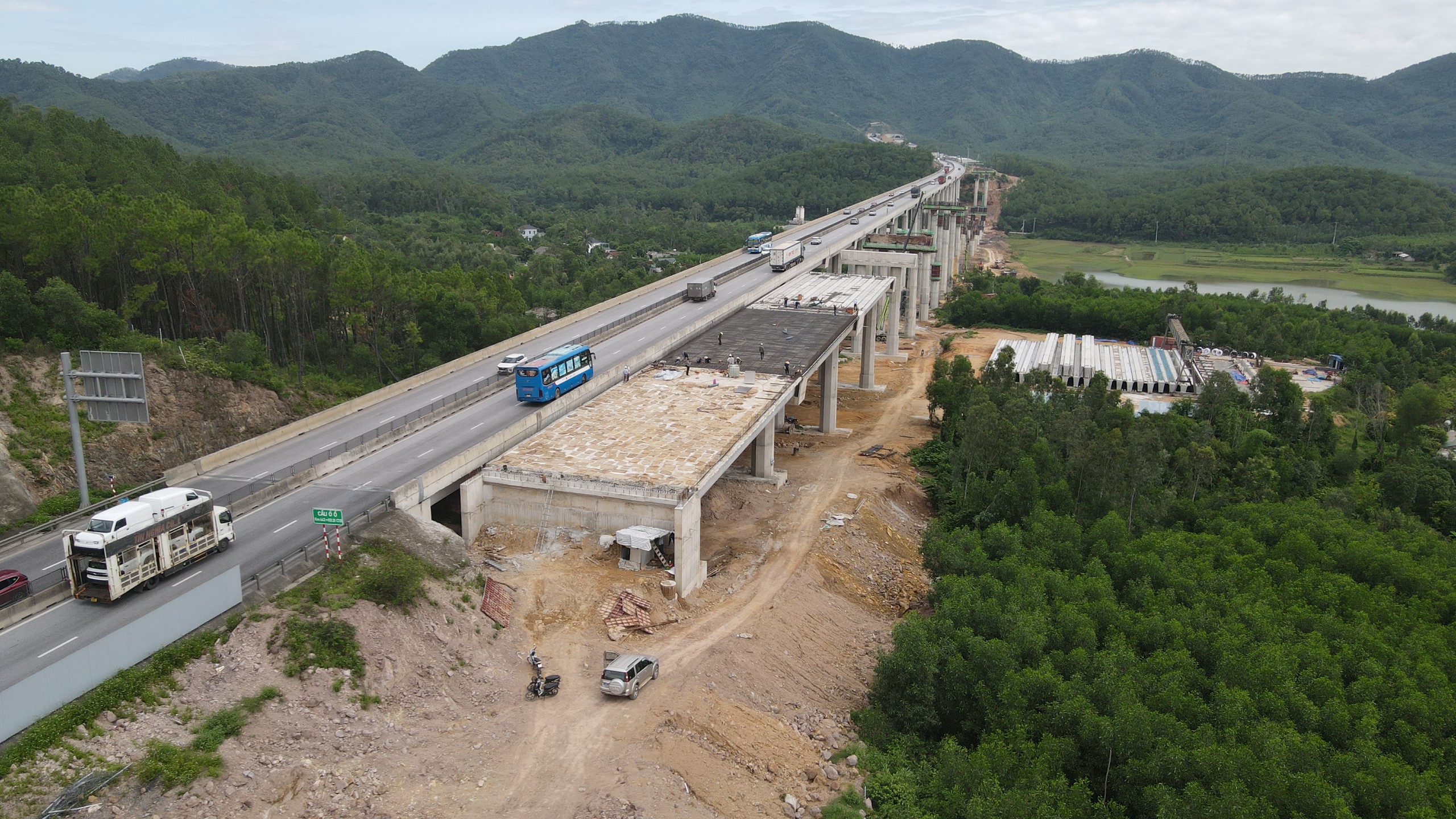 L&agrave;m xuy&ecirc;n lễ để sớm giải toả n&uacute;t thắt tr&ecirc;n cao tốc Diễn Ch&acirc;u &ndash; B&atilde;i Vọt - Ảnh 24.
