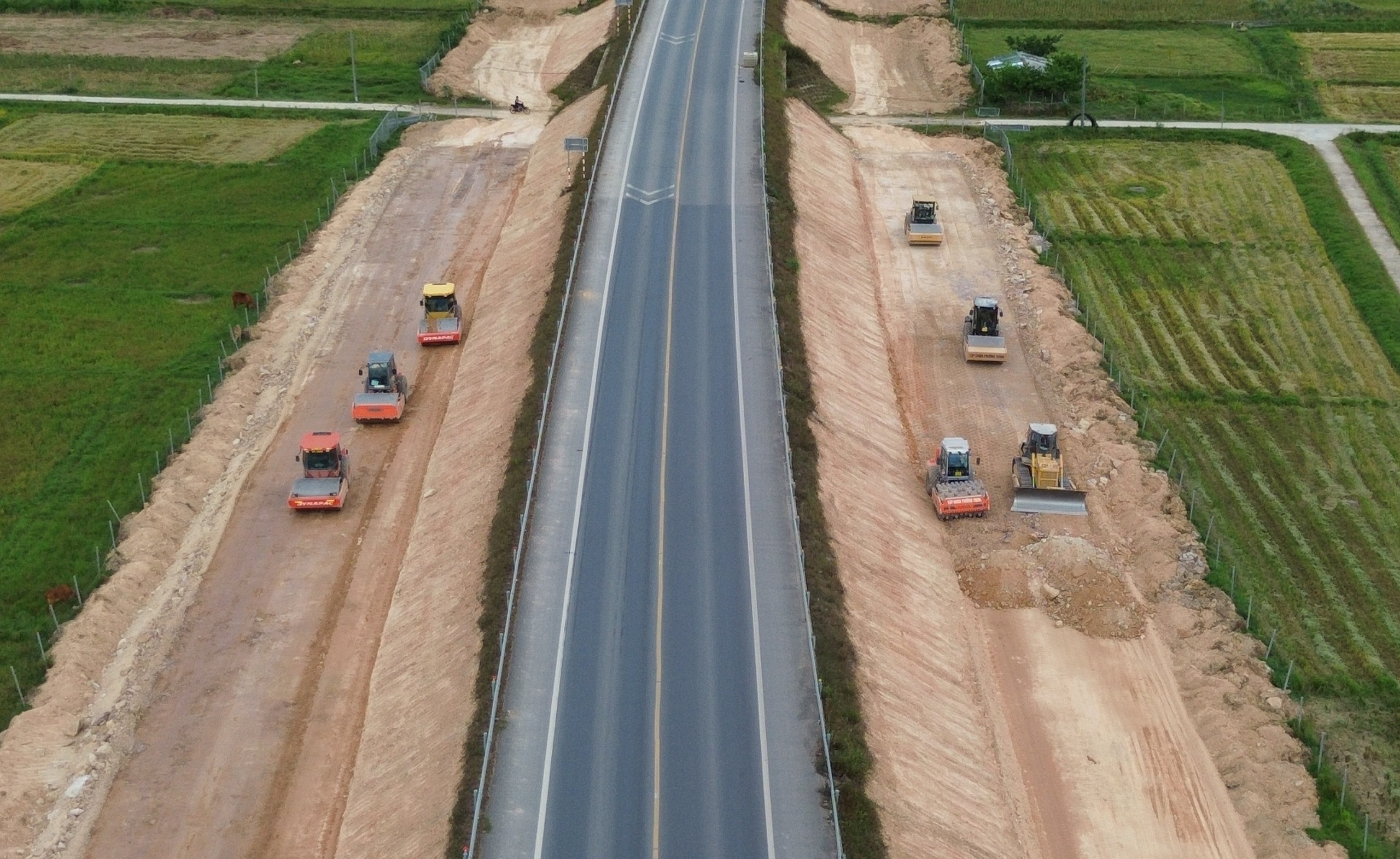 Thi c&ocirc;ng xuy&ecirc;n lễ Quốc kh&aacute;nh quyết t&acirc;m đưa cao tốc Cam Lộ - La Sơn về đ&iacute;ch đ&uacute;ng hẹn - Ảnh 8.