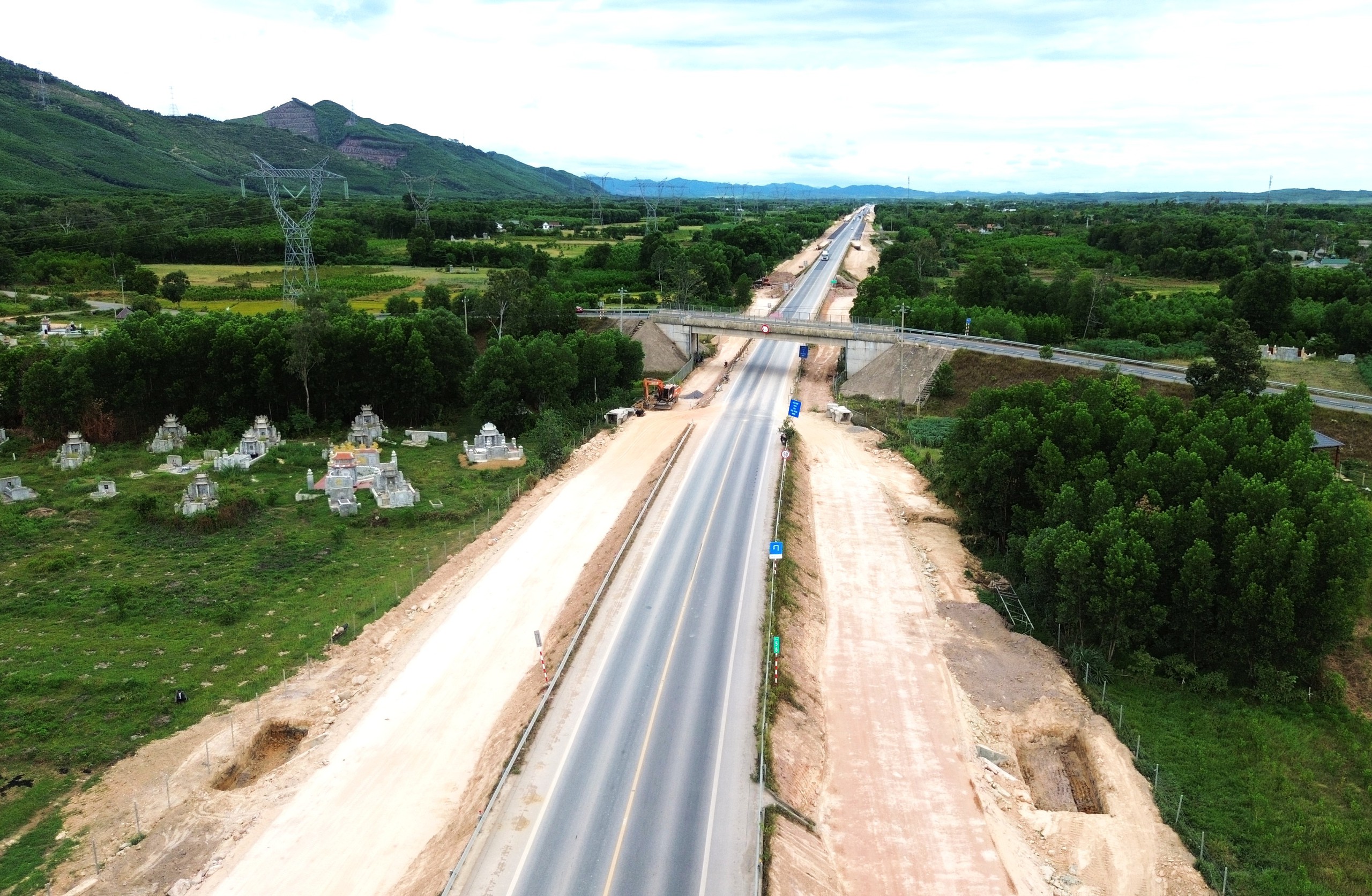 Thi c&ocirc;ng xuy&ecirc;n lễ Quốc kh&aacute;nh quyết t&acirc;m đưa cao tốc Cam Lộ - La Sơn về đ&iacute;ch đ&uacute;ng hẹn - Ảnh 11.