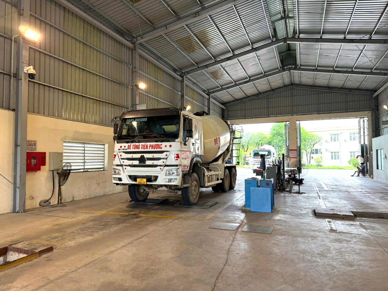 Người d&acirc;n phấn khởi đăng kiểm xe trong ng&agrave;y đầu kỳ nghỉ lễ 2/9 - Ảnh 2.
