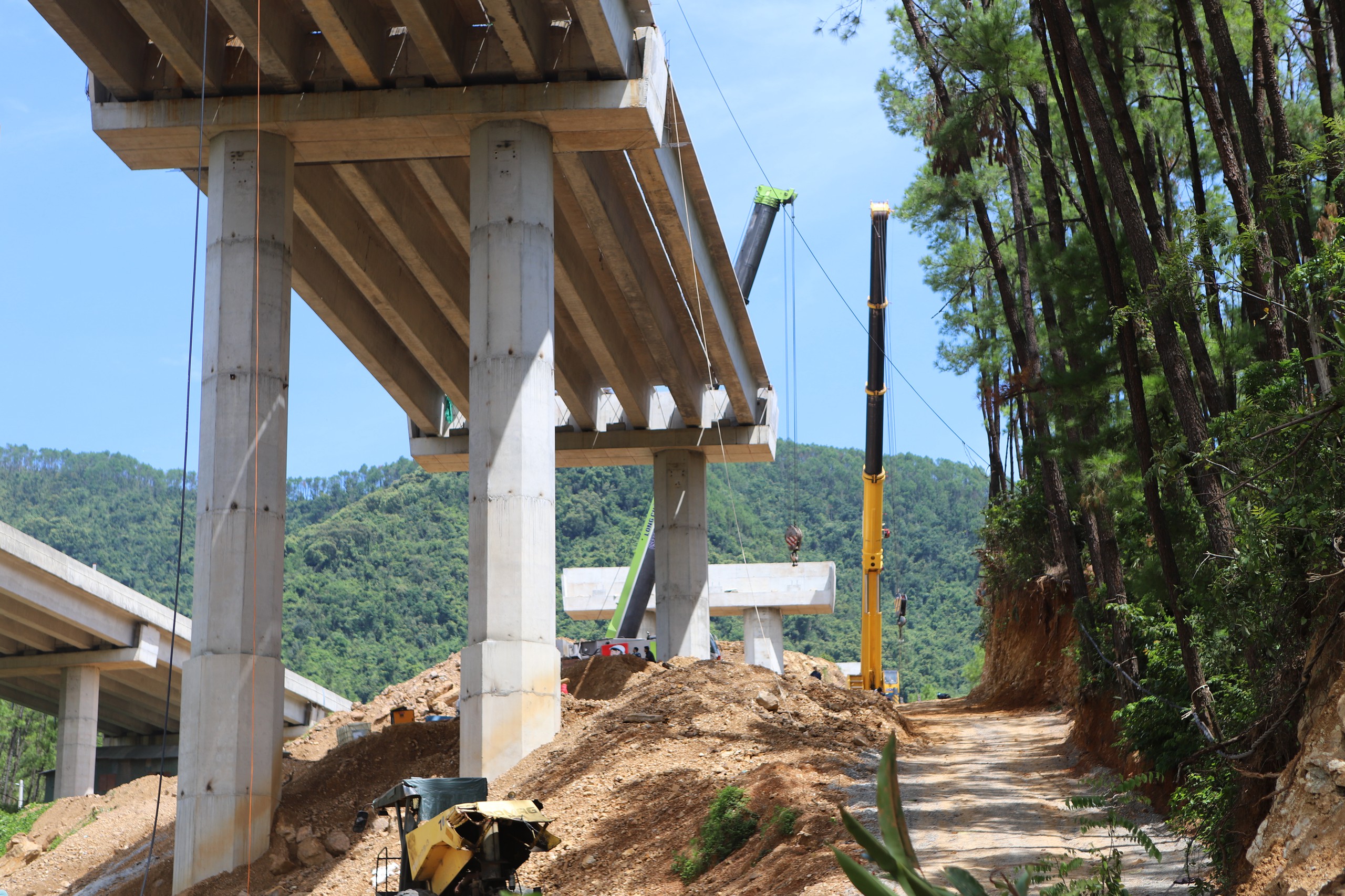 L&agrave;m xuy&ecirc;n lễ để sớm giải toả n&uacute;t thắt tr&ecirc;n cao tốc Diễn Ch&acirc;u &ndash; B&atilde;i Vọt - Ảnh 3.
